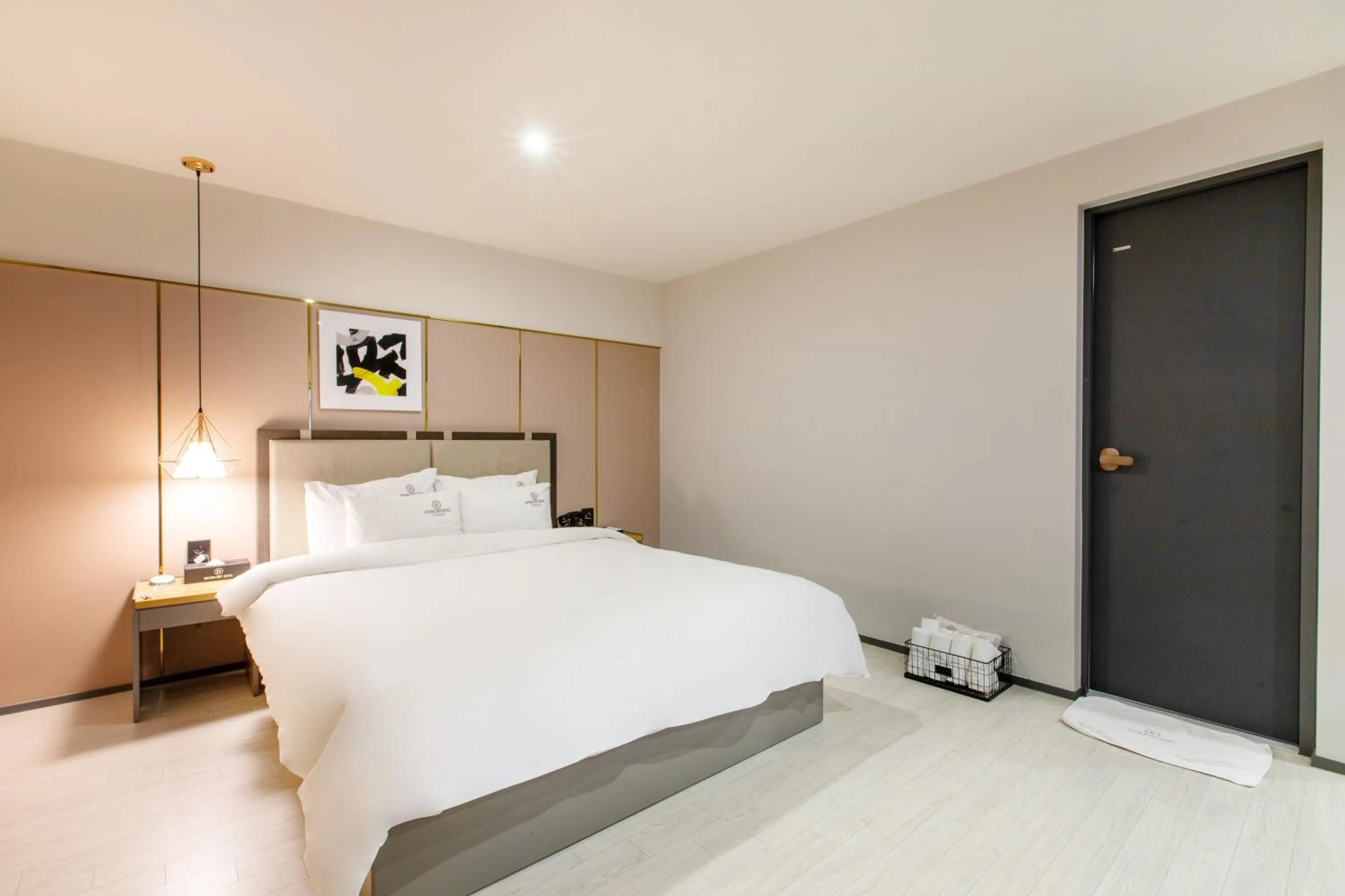 Brown-Dot Hotel Minam