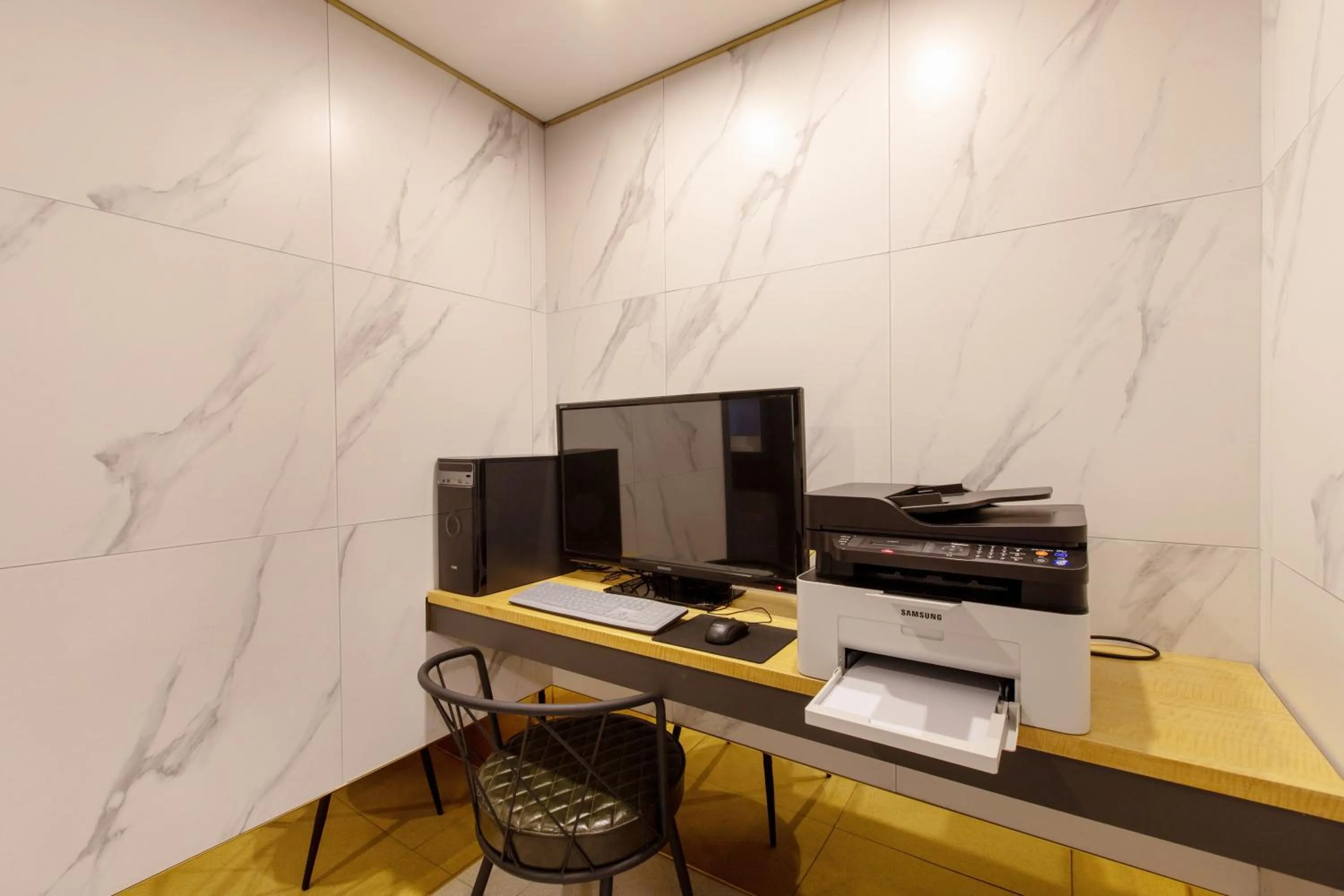 Brown-Dot Hotel Minam