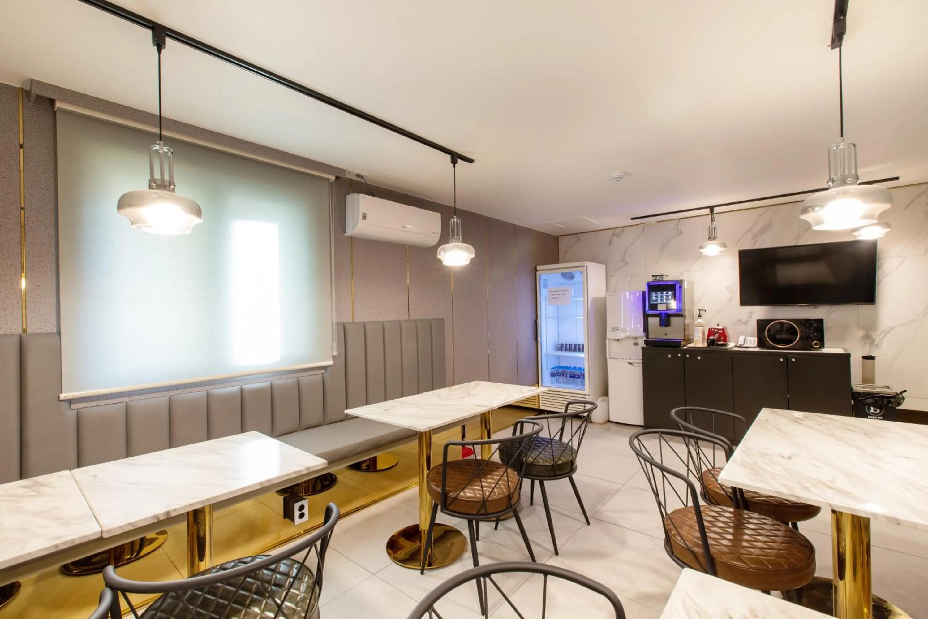 Brown-Dot Hotel Minam