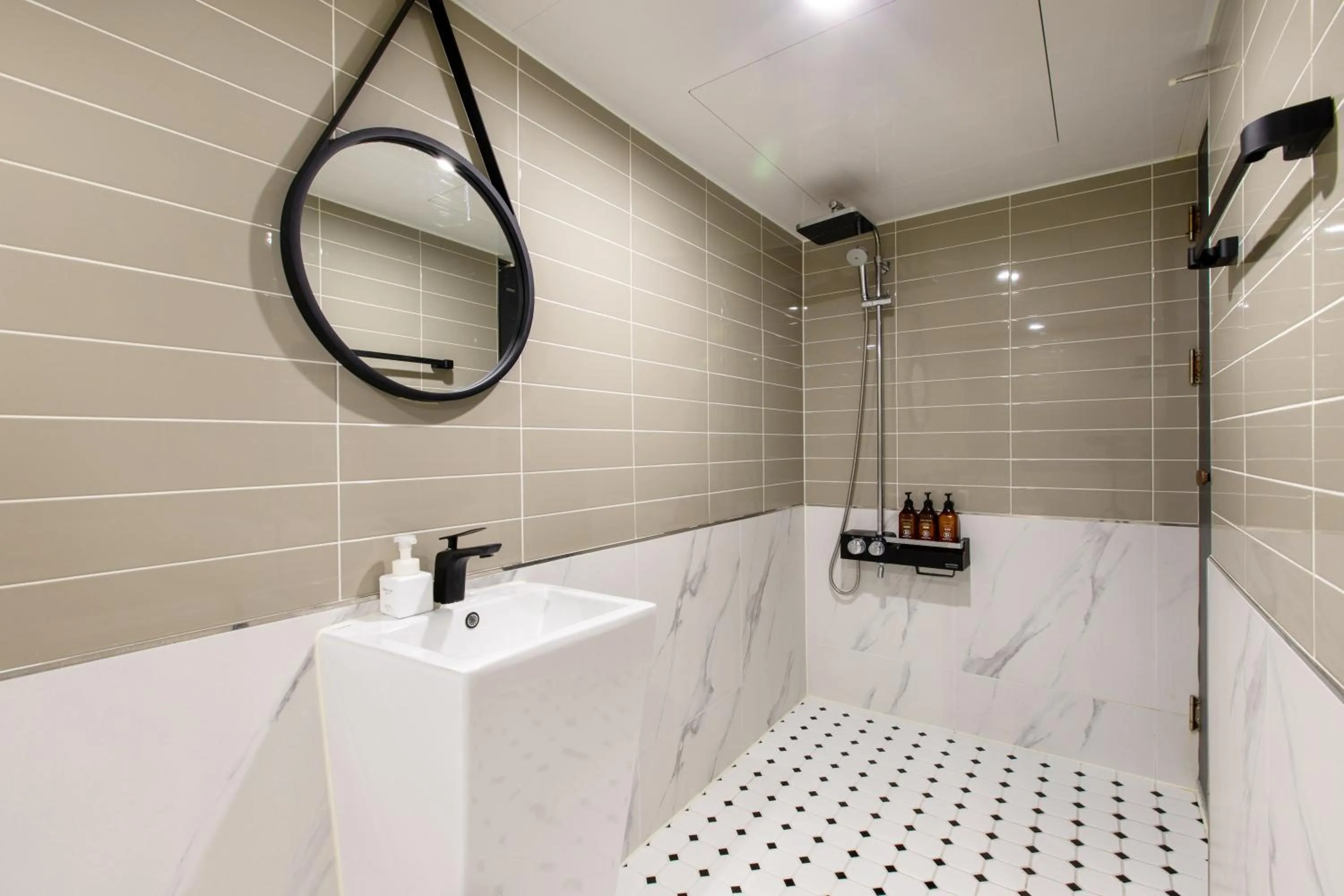 Brown-Dot Hotel Minam