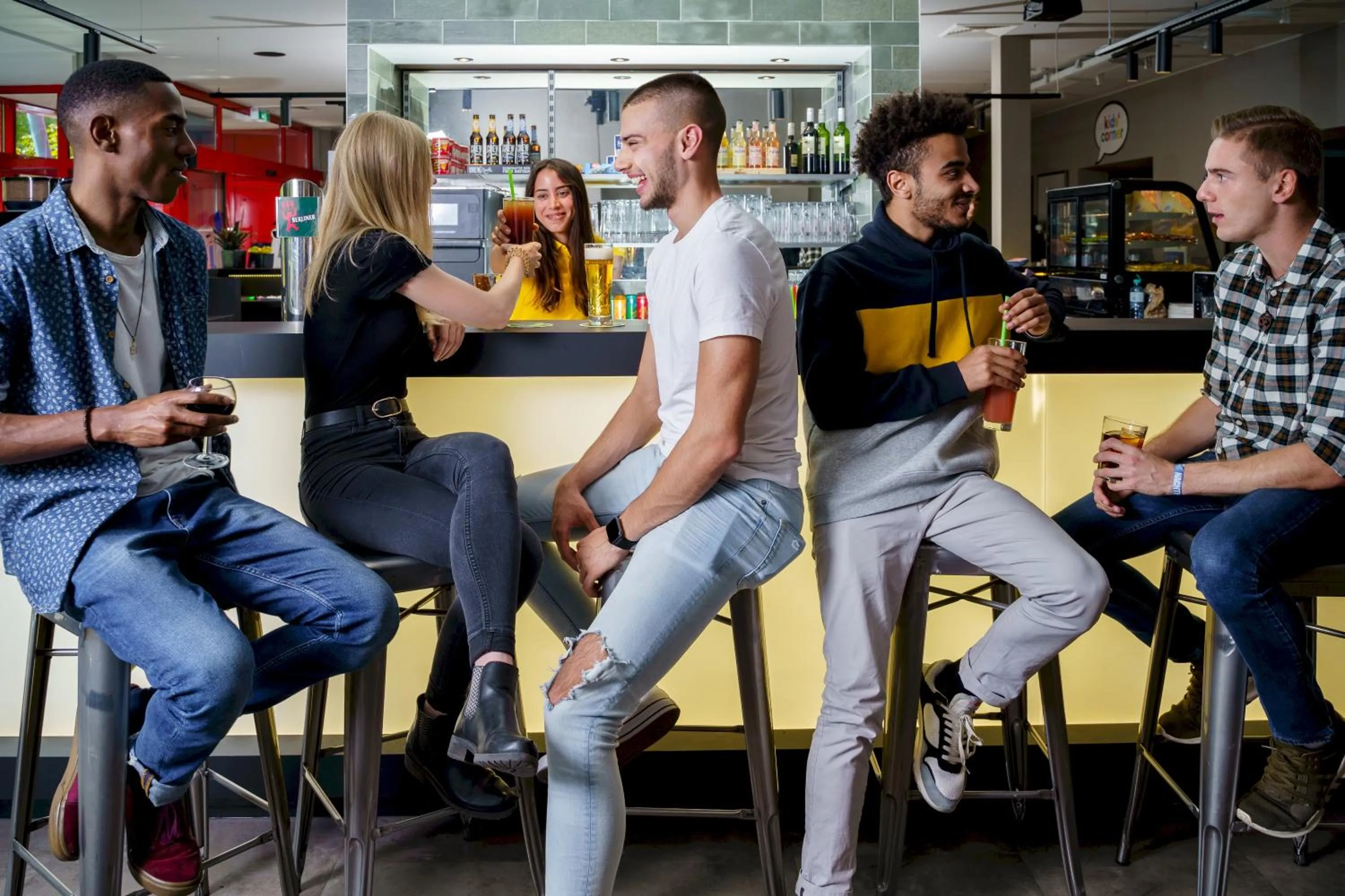 Lounge or bar in a&o Hamburg Hauptbahnhof