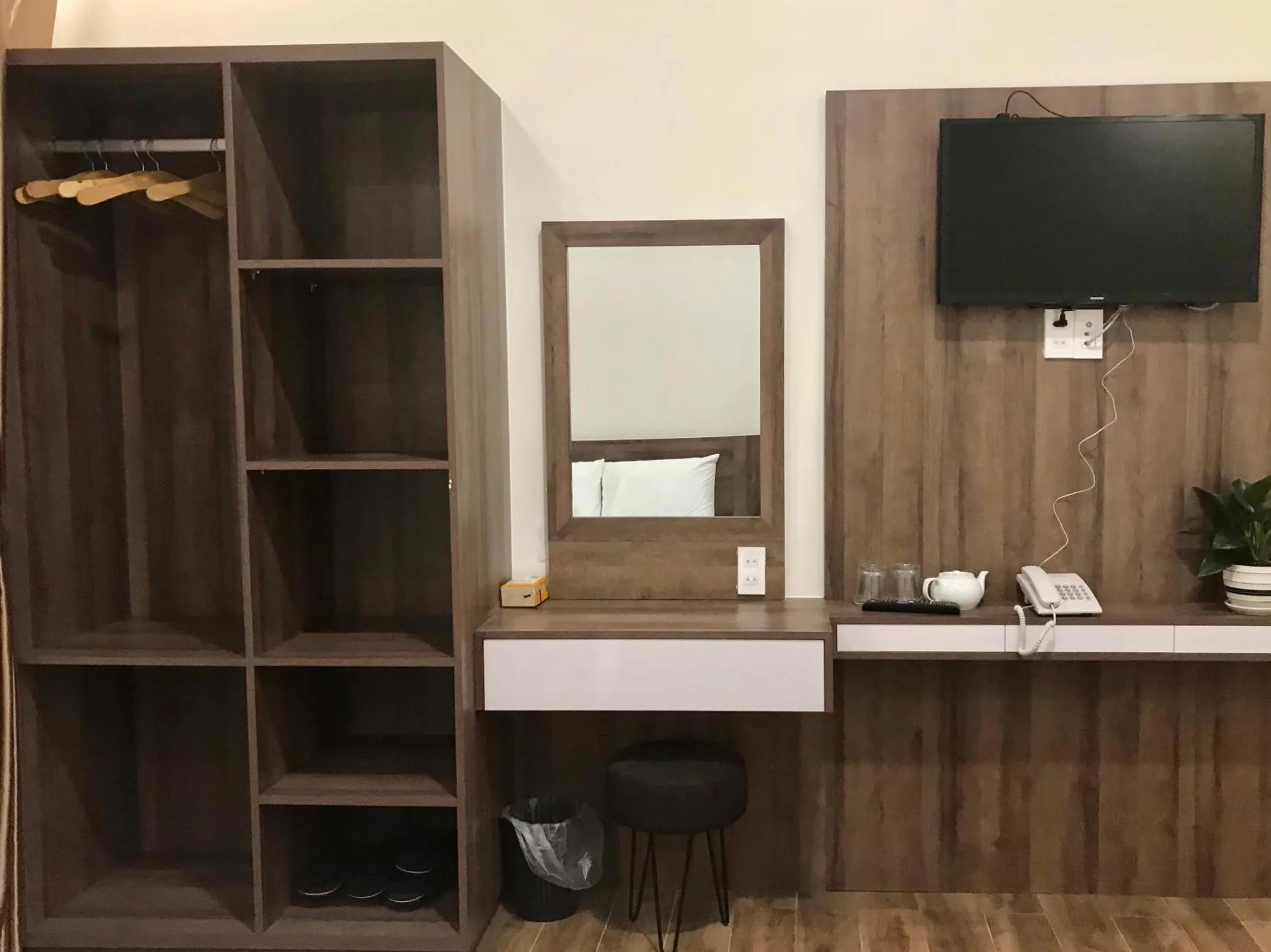 TV and multimedia in Cozy Hotel