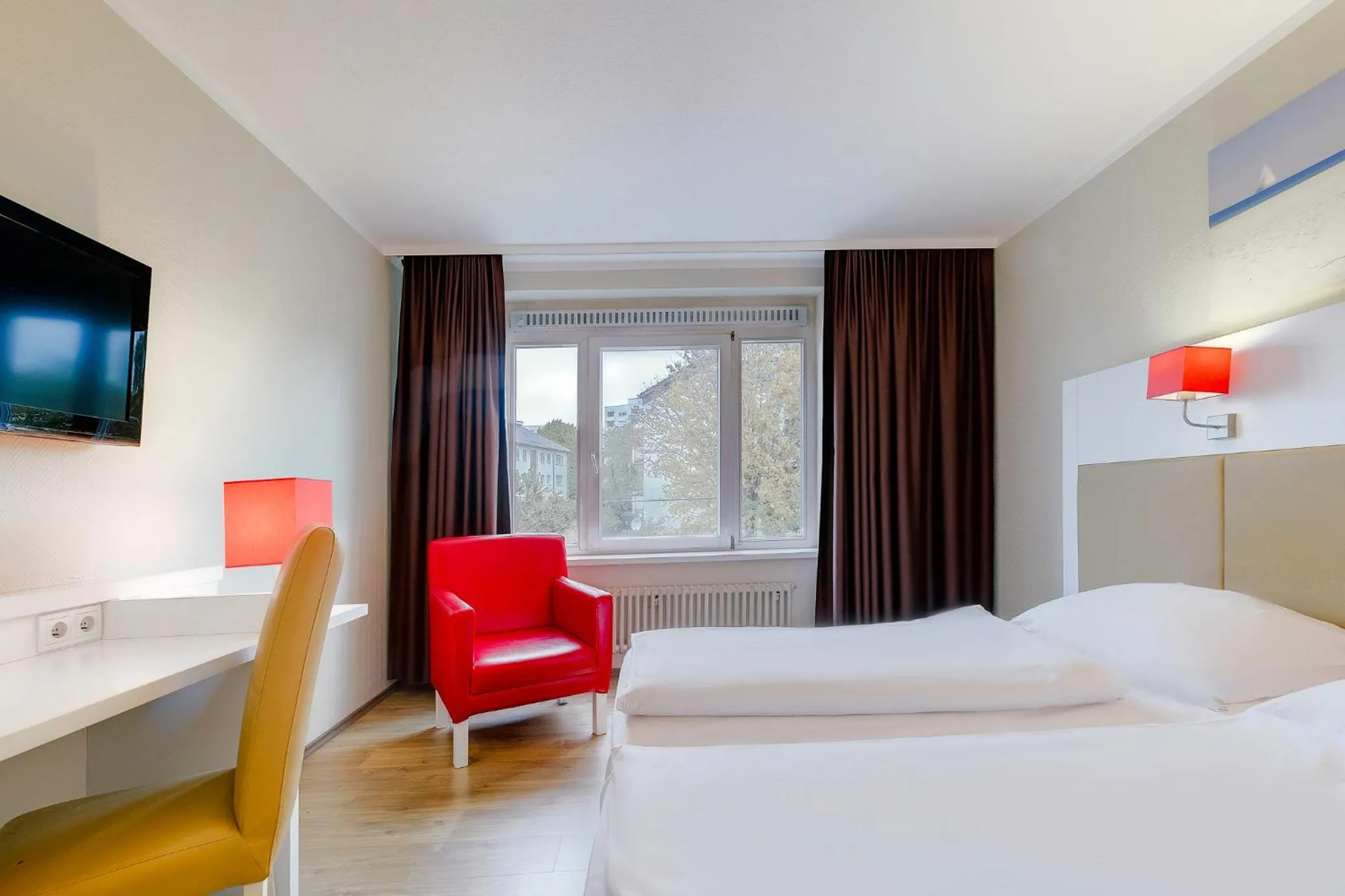 Staff, Bed in Hotel Stuttgart Sindelfingen City by Tulip Inn