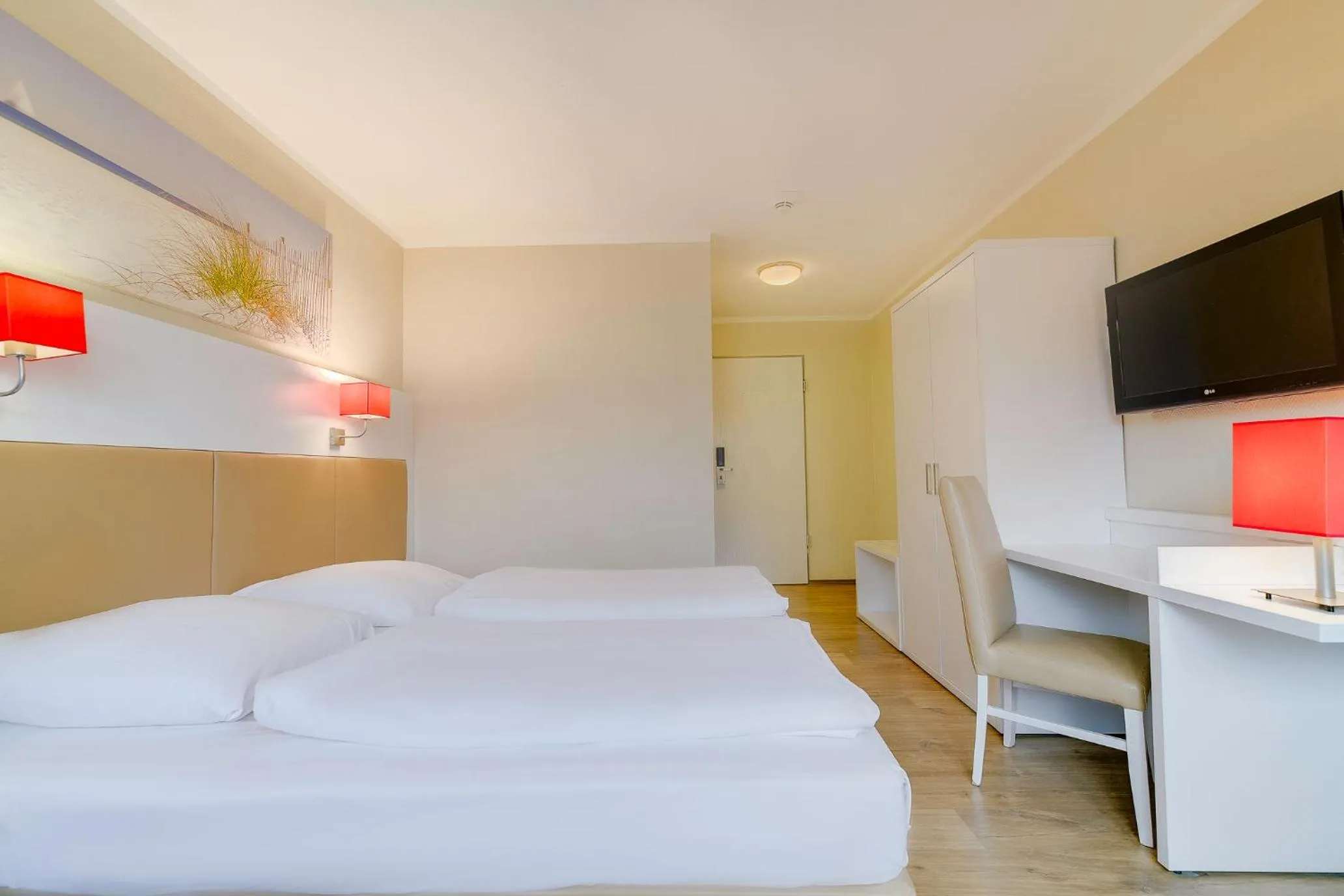 Staff, Bed in Hotel Stuttgart Sindelfingen City by Tulip Inn