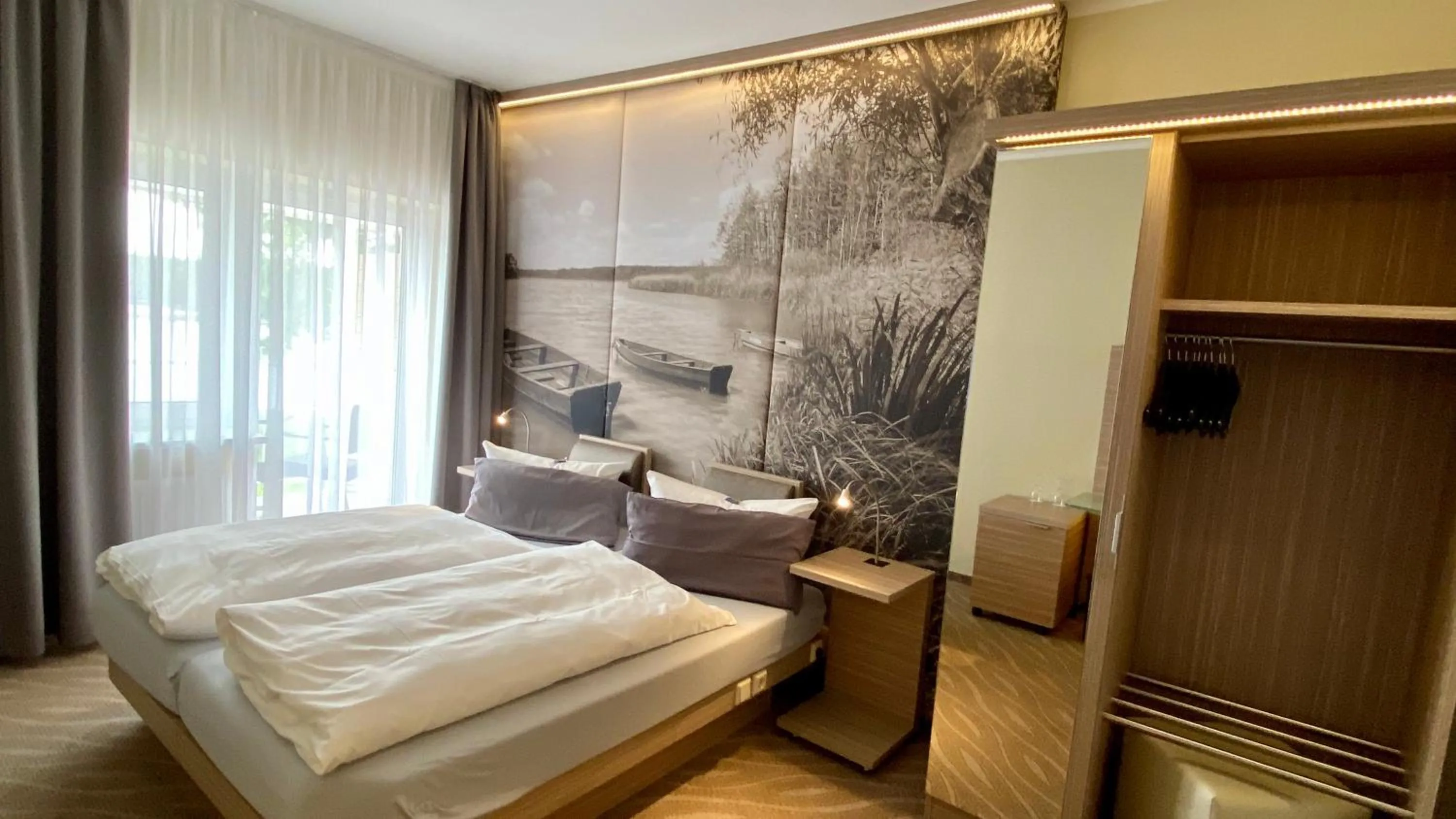 Photo of the whole room, Bed in Hotel am Untersee