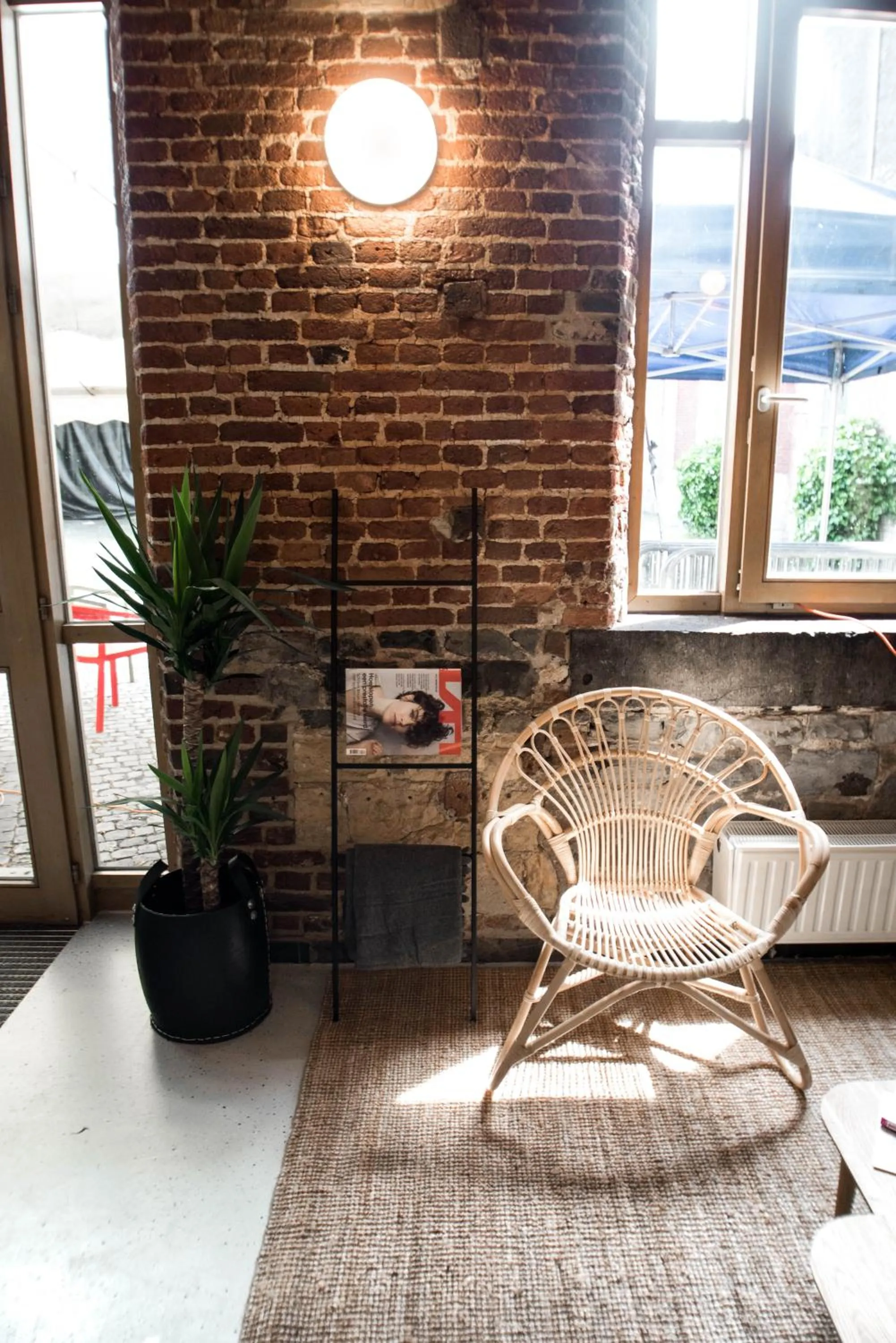 Communal lounge/ TV room in Liège Youth Hostel
