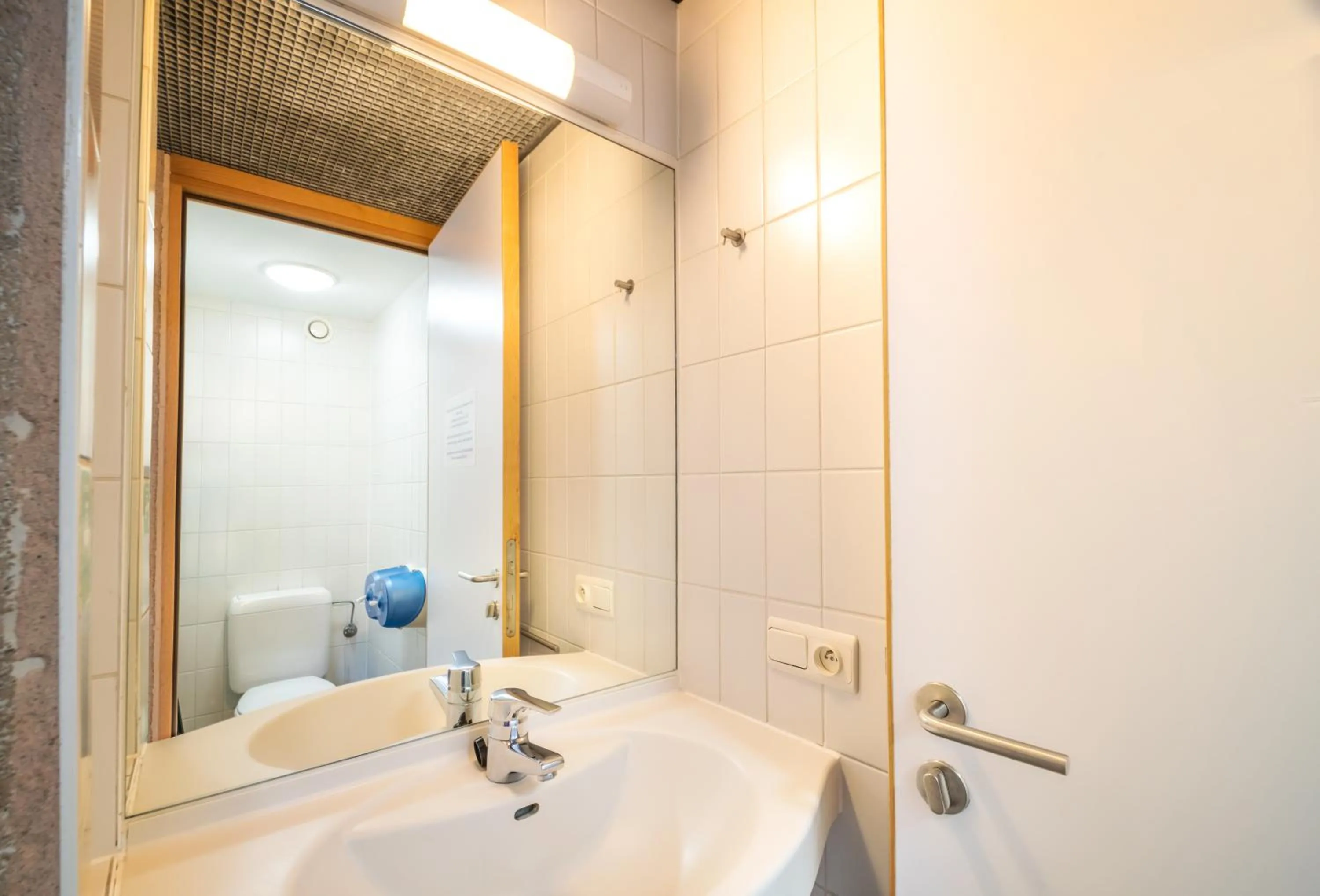 Toilet in Auberge de Jeunesse de Mons