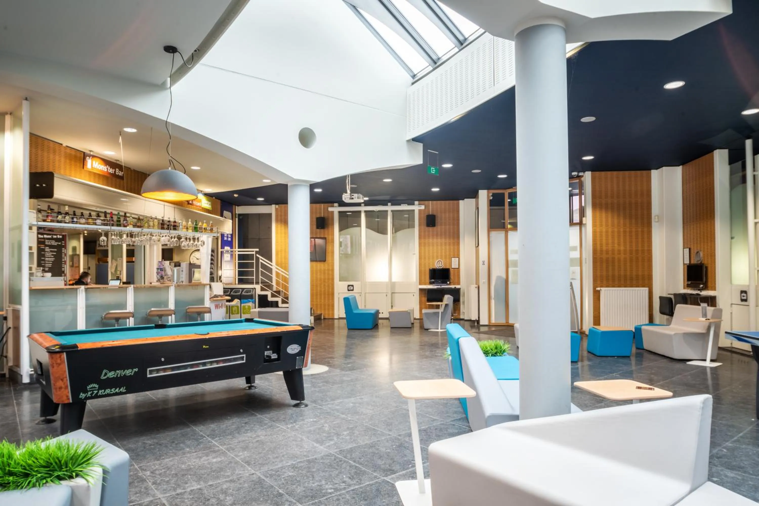 Billiard in Auberge de Jeunesse de Mons