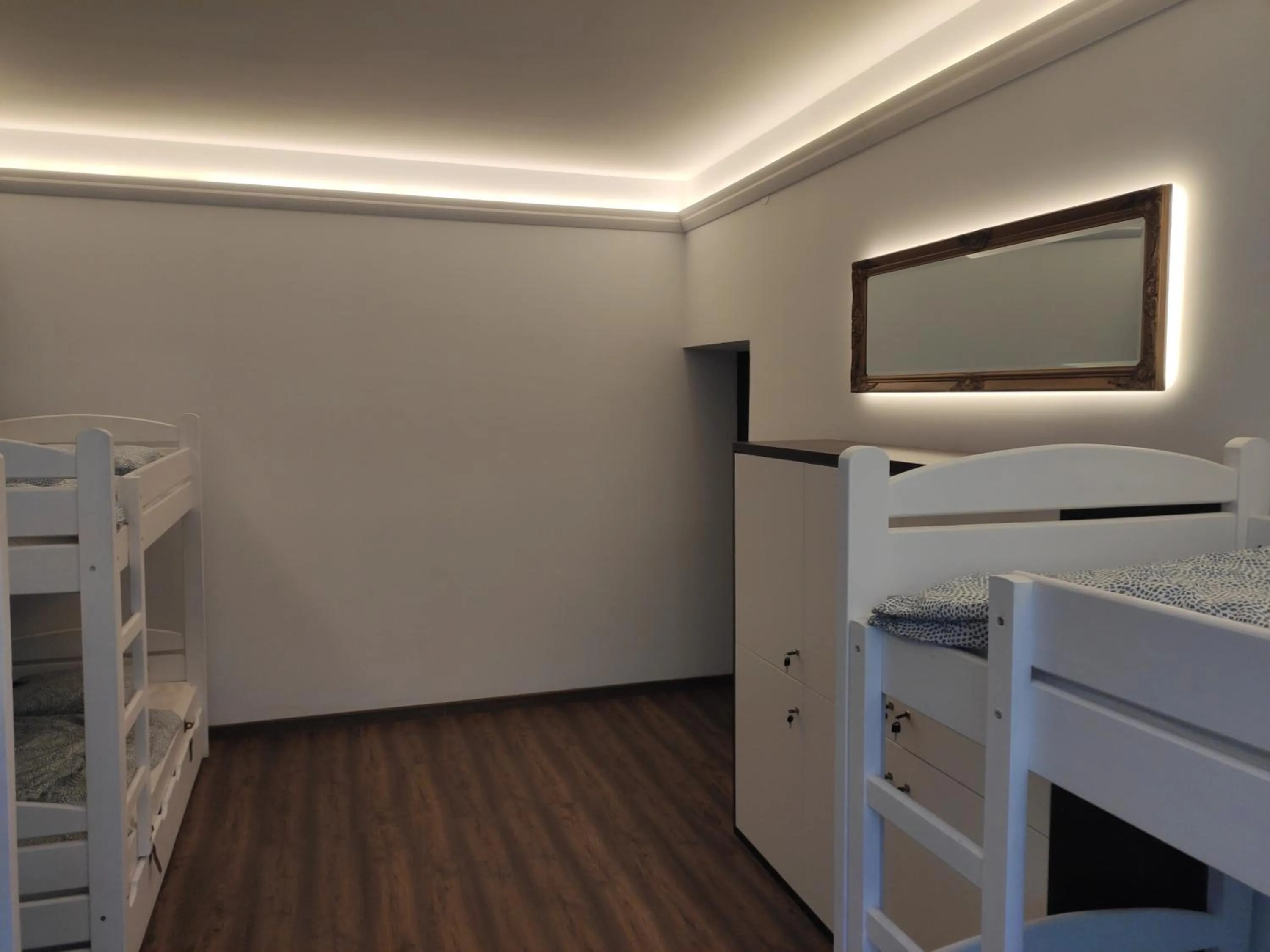 6-Bed Mixed Dormitory Room in Greg&Tom Hostel