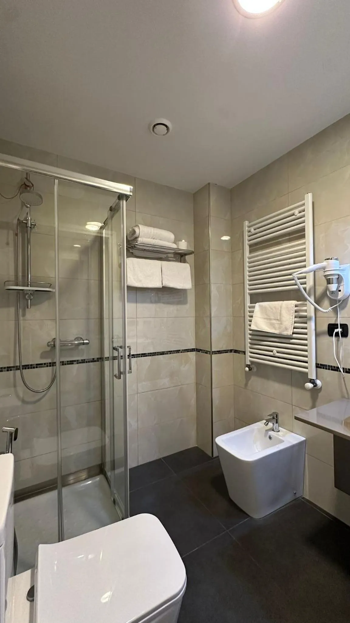 Shower in Hotel Folen