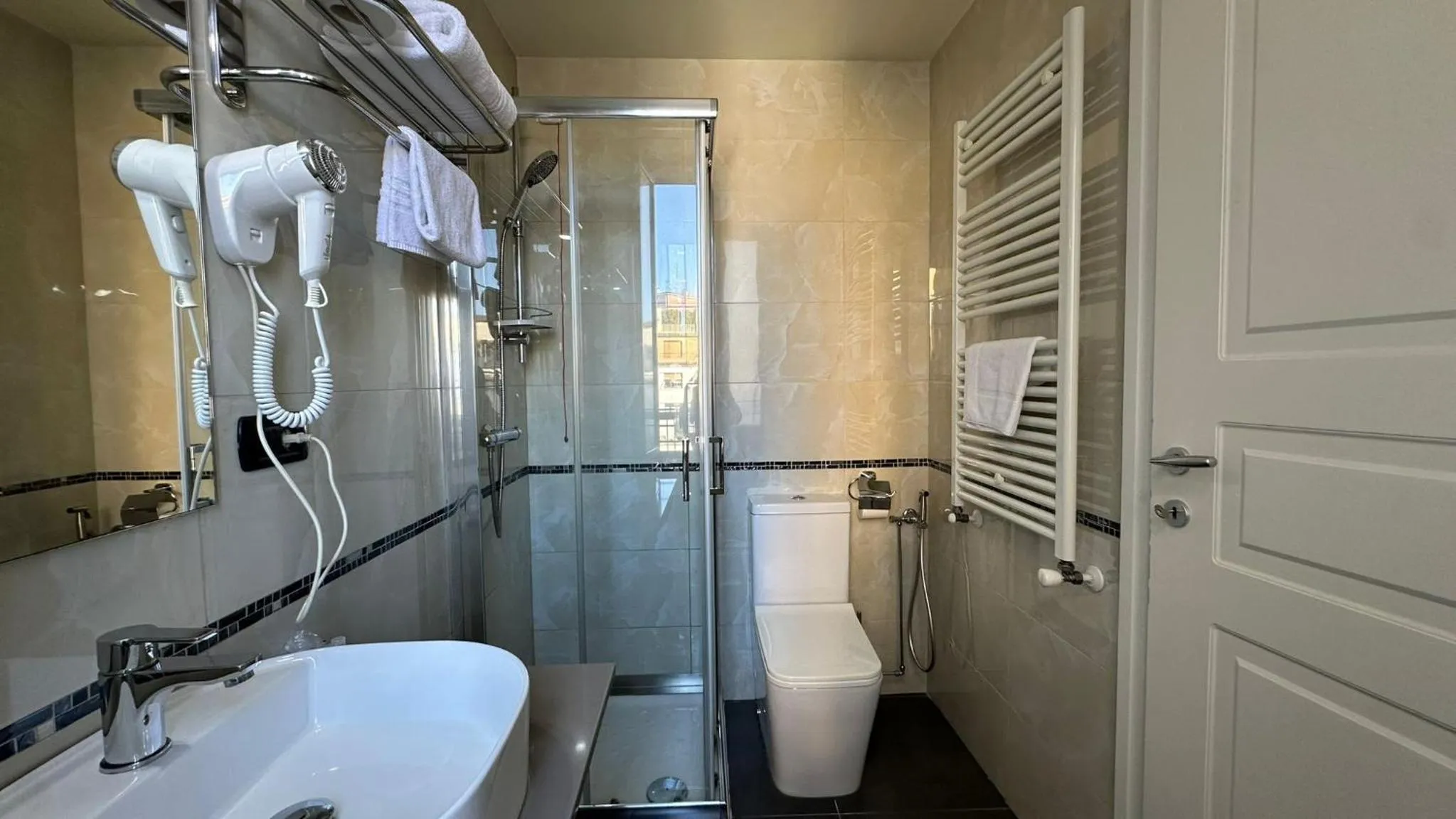 Shower in Hotel Folen