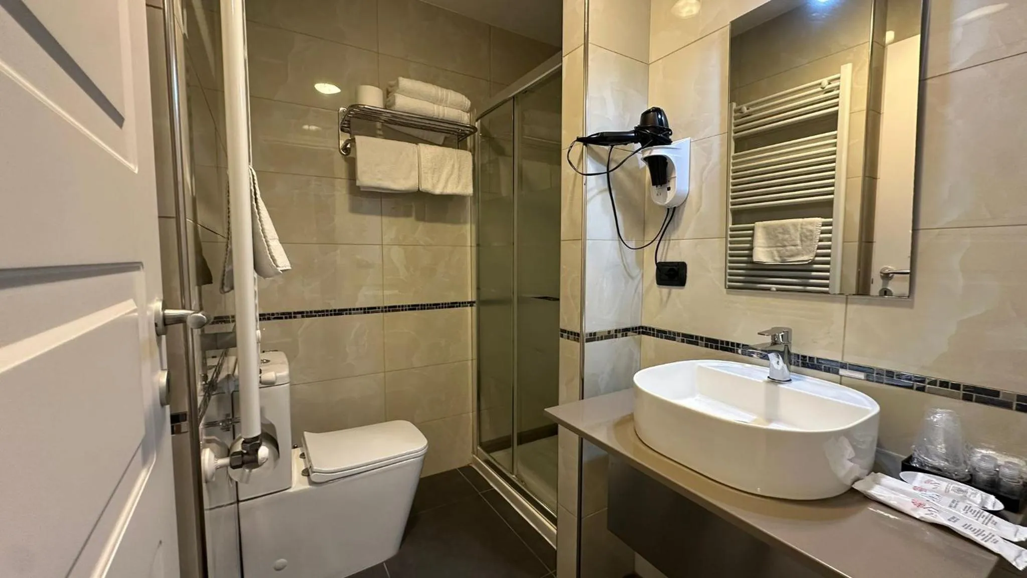 Shower in Hotel Folen