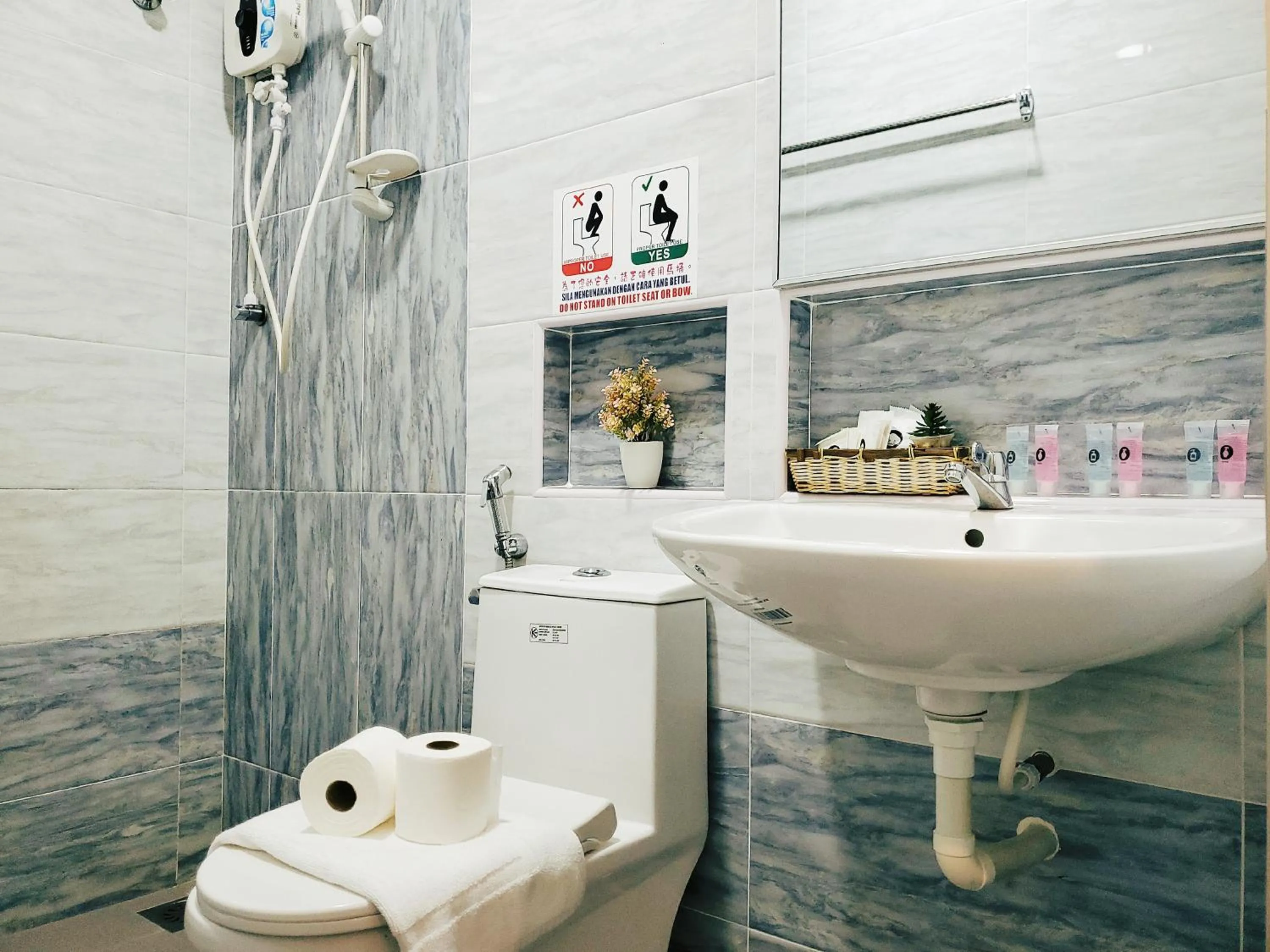 Shower in Winggarden Murals House by JE Boutique Guesthouse