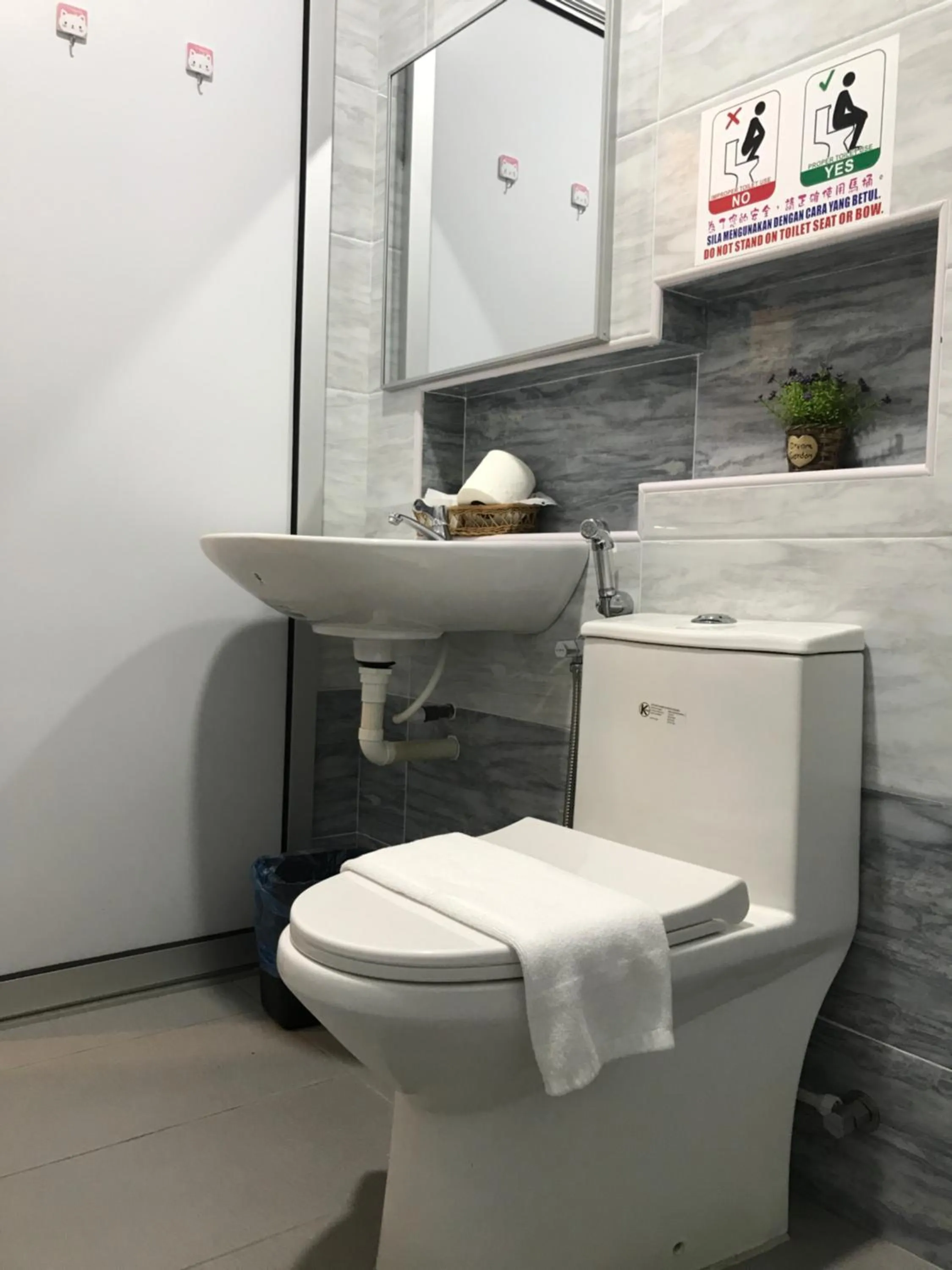 Toilet in Winggarden Murals House by JE Boutique Guesthouse