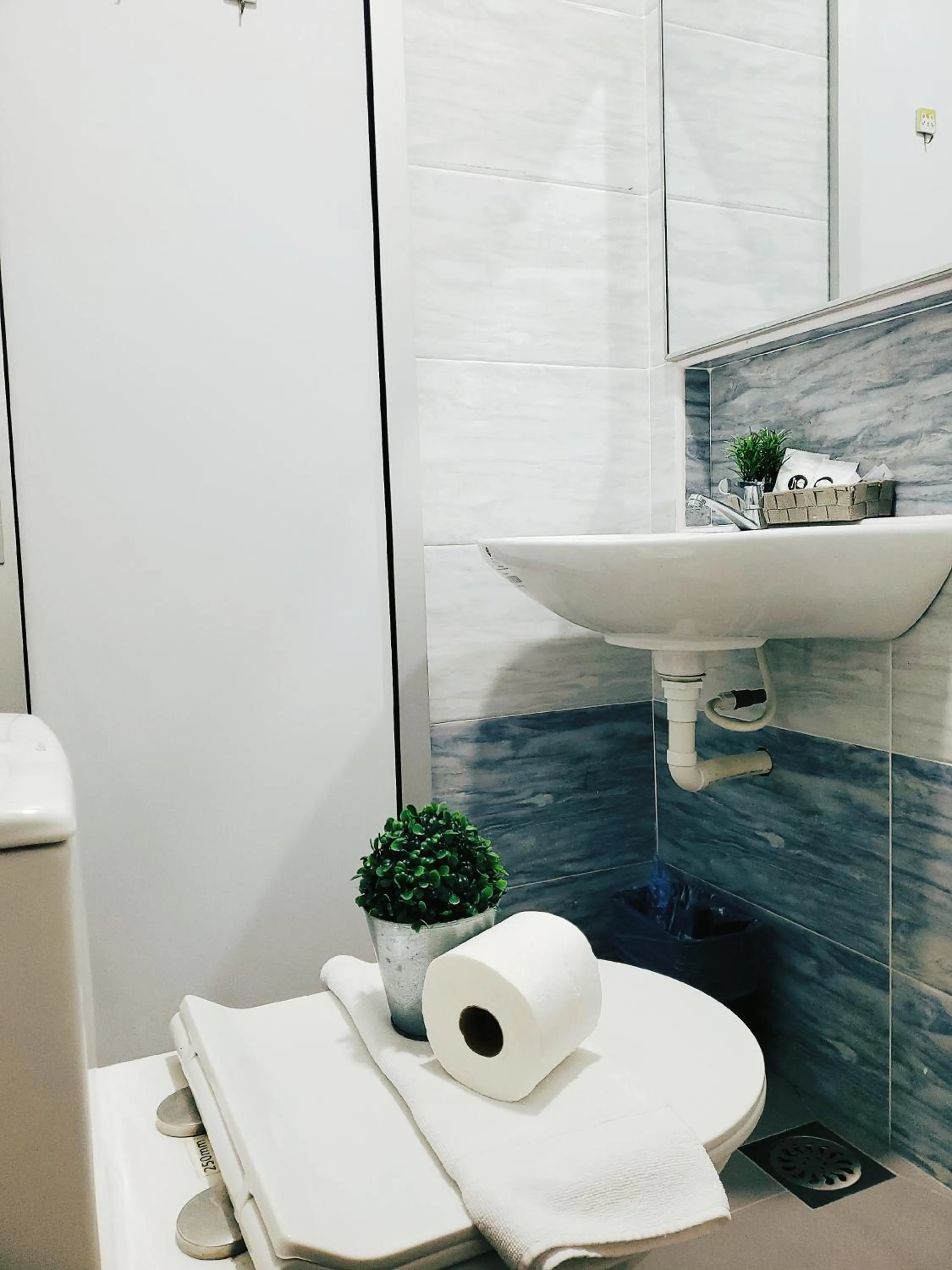 Shower in Winggarden Murals House by JE Boutique Guesthouse