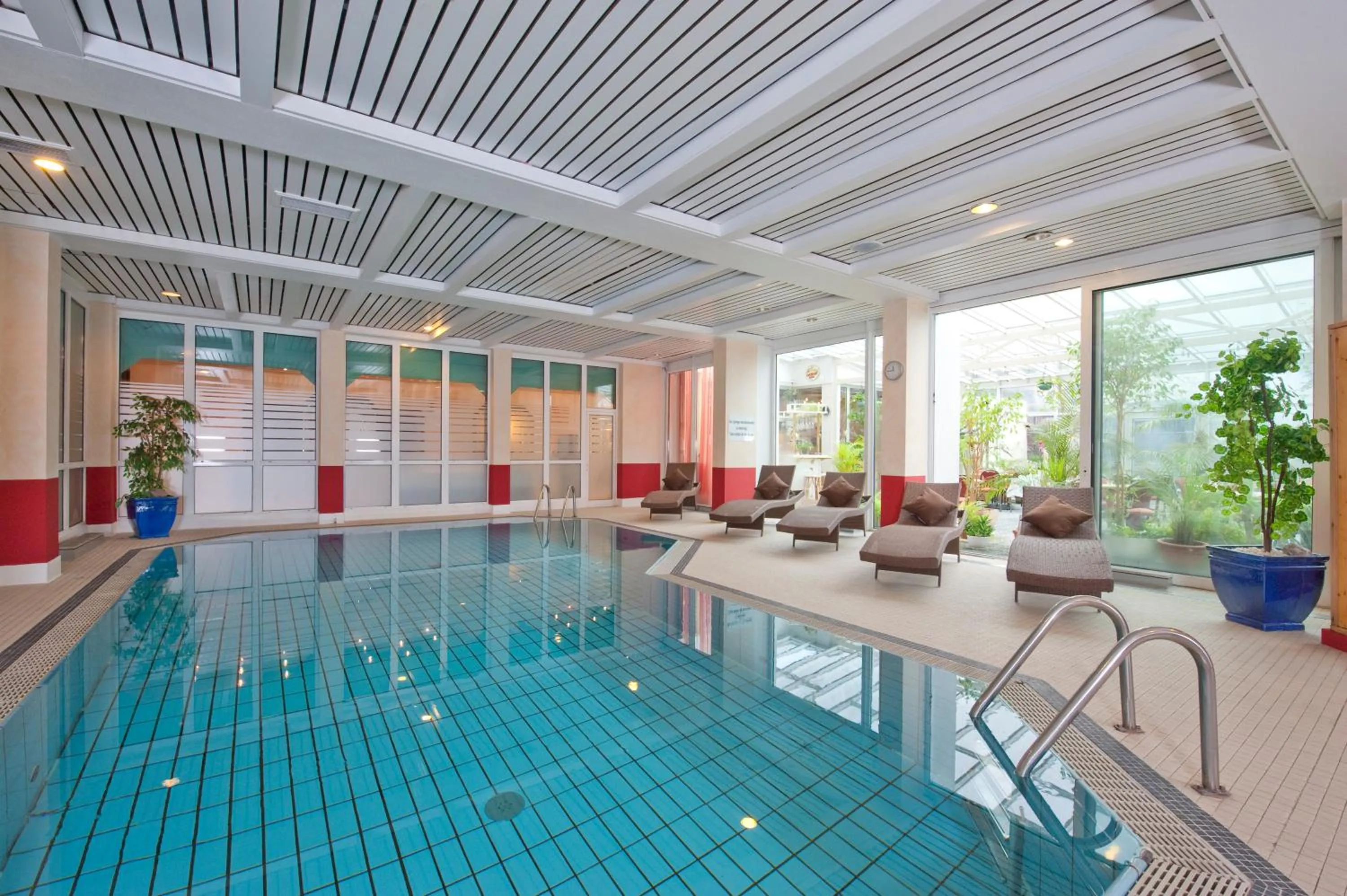 Swimming pool in Hotelpark der Westerwald Treff