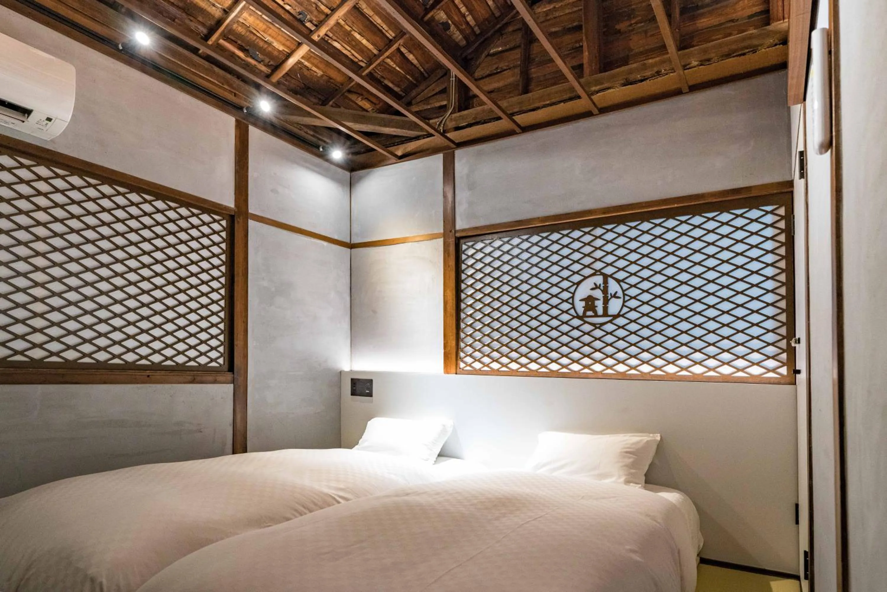 Bed in KONJAKUSO Osaka Bentencho "HIKARIYUYA" Projection M apping SPA