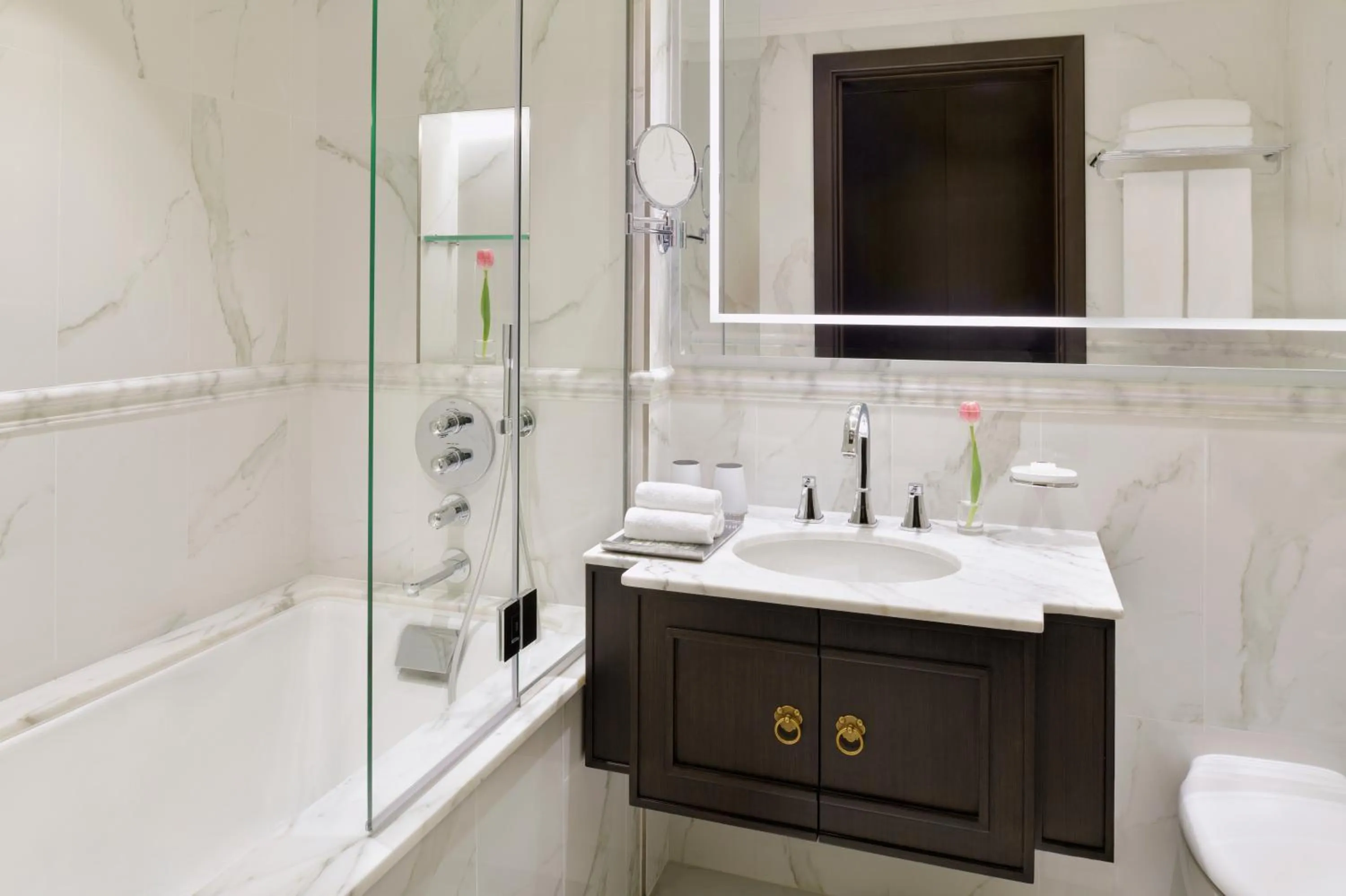 Toilet in Mövenpick Hotel Bahrain