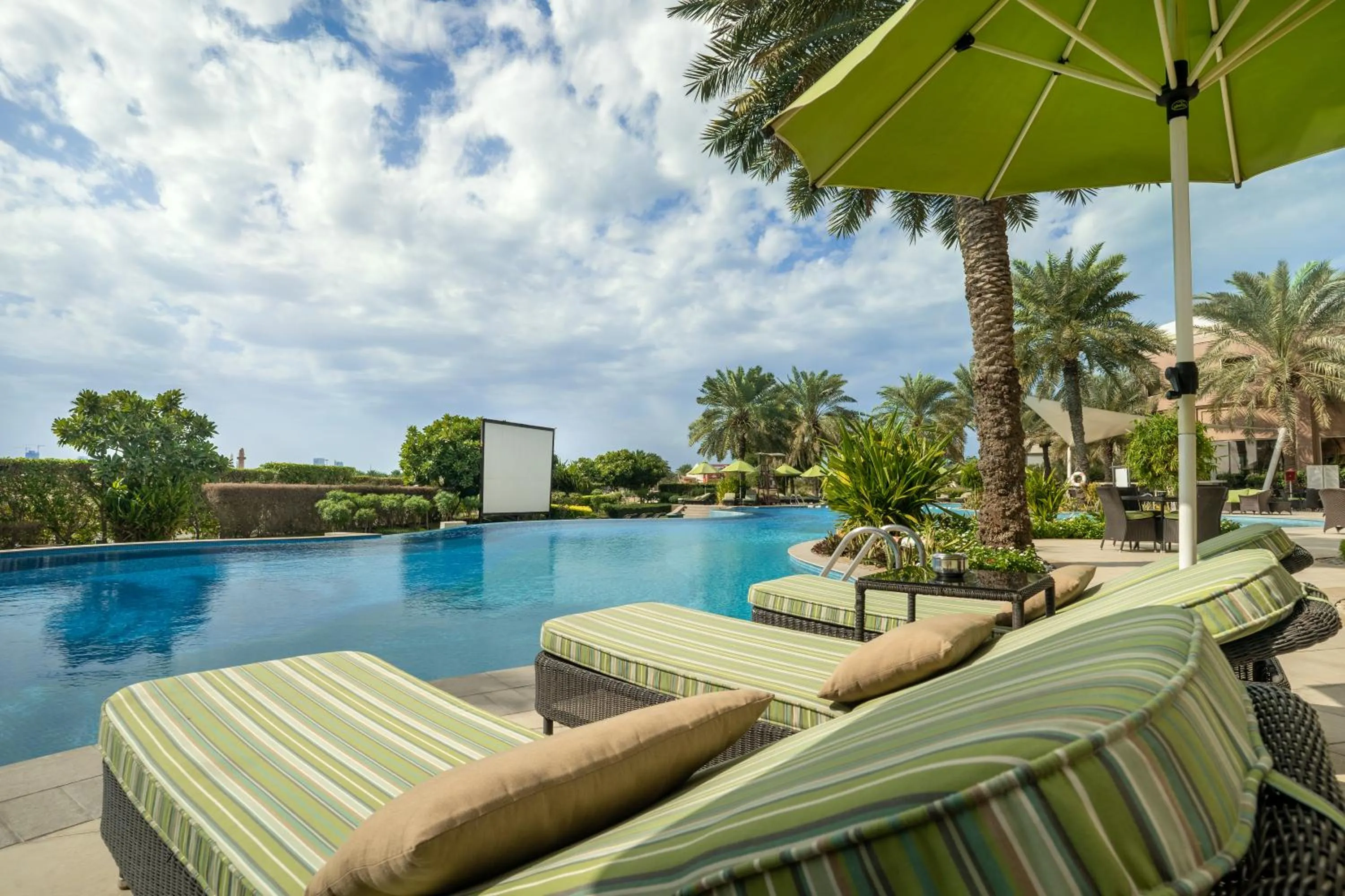 Swimming pool in Mövenpick Hotel Bahrain