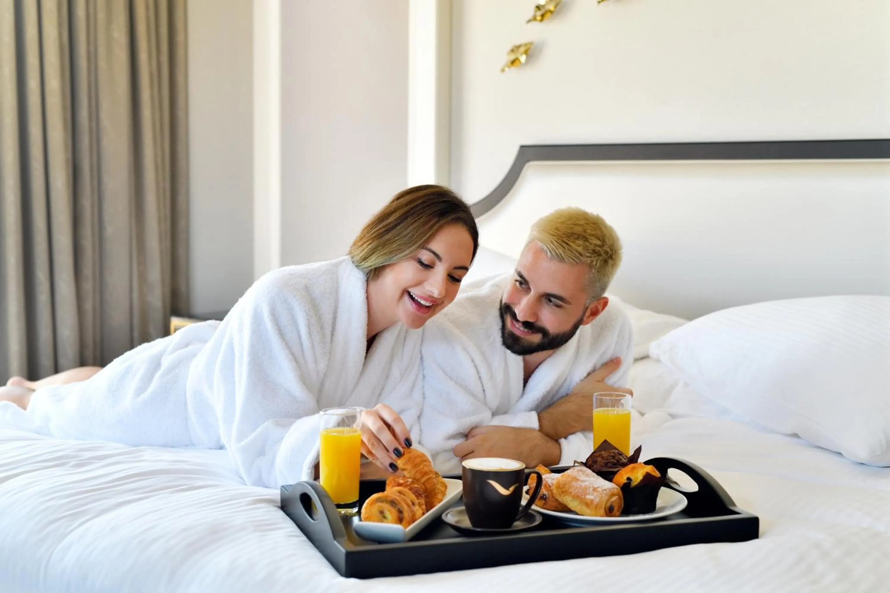 Bedroom, Bed in Mövenpick Hotel Bahrain