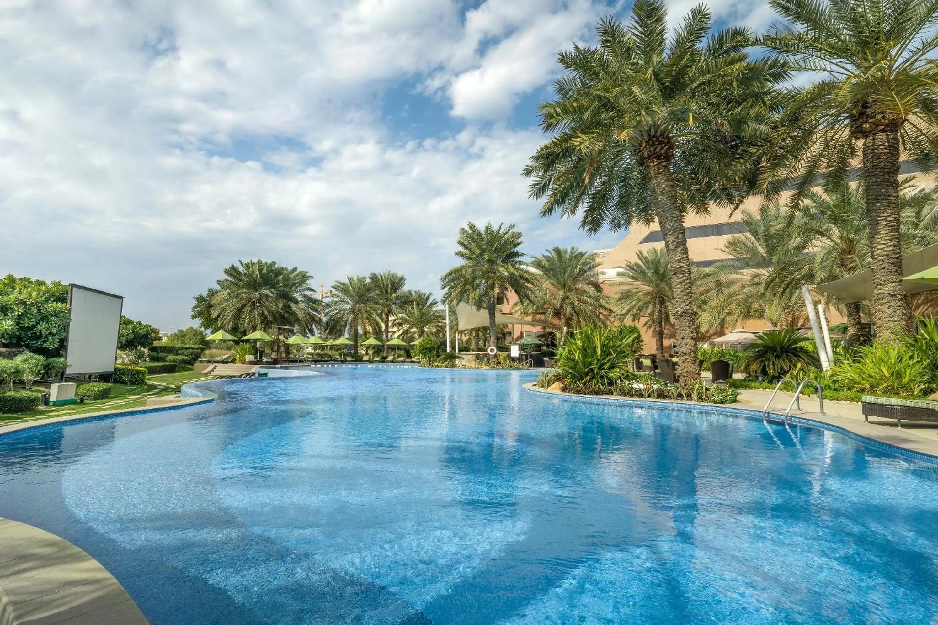 Swimming pool in Mövenpick Hotel Bahrain