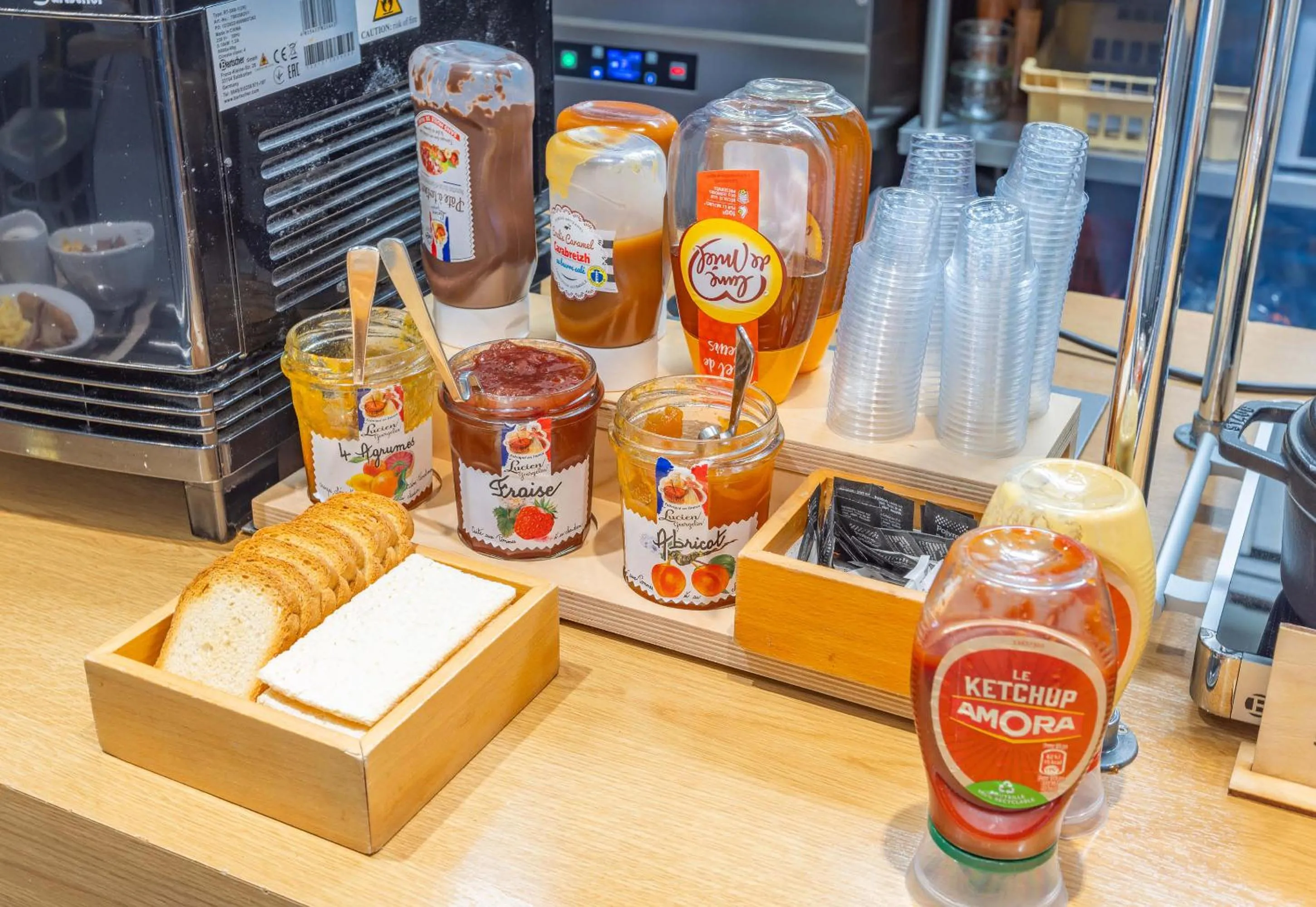 Buffet breakfast in B&B HOTEL Saint-Malo Centre