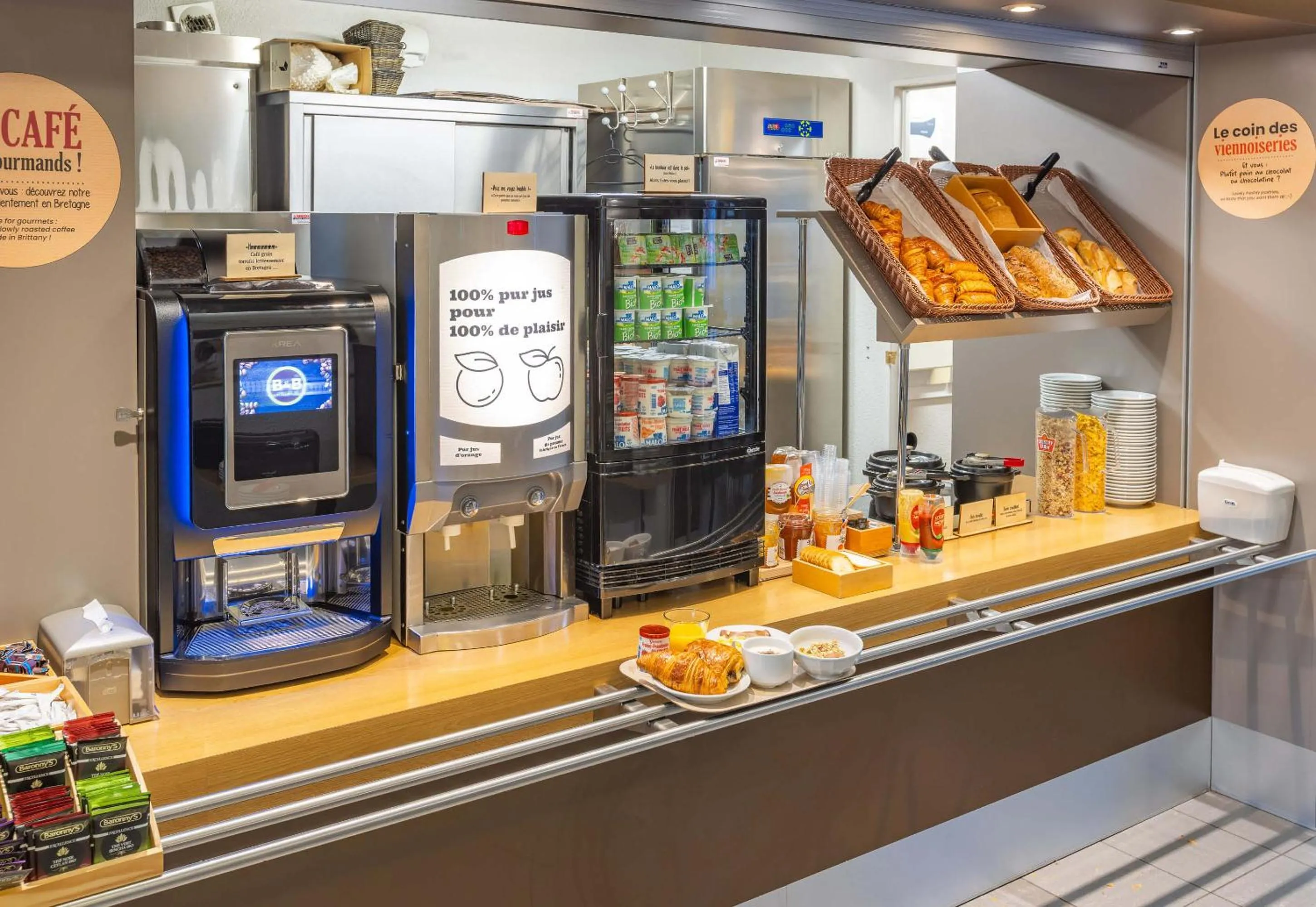 Buffet breakfast in B&B HOTEL Saint-Malo Centre