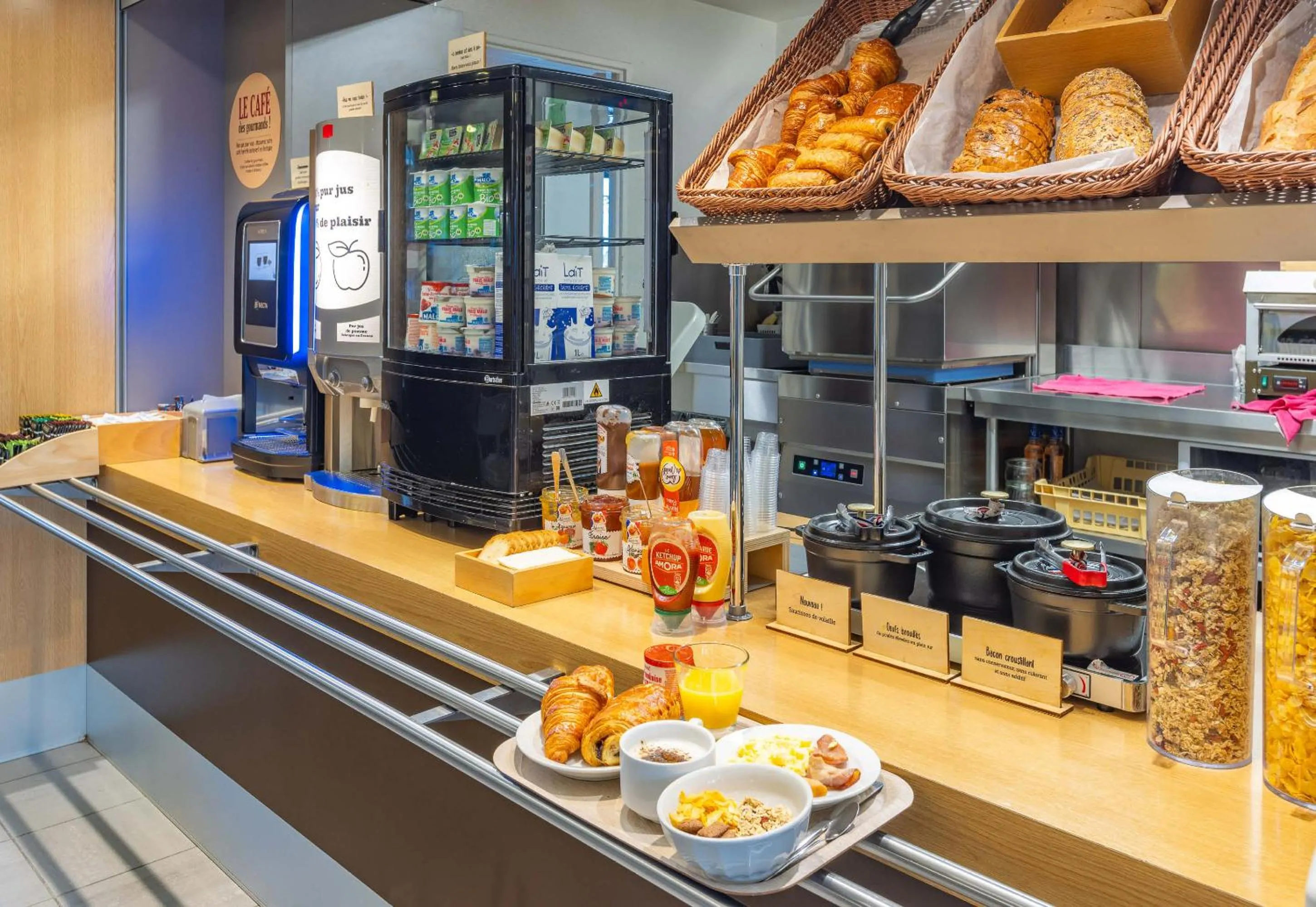 Buffet breakfast in B&B HOTEL Saint-Malo Centre