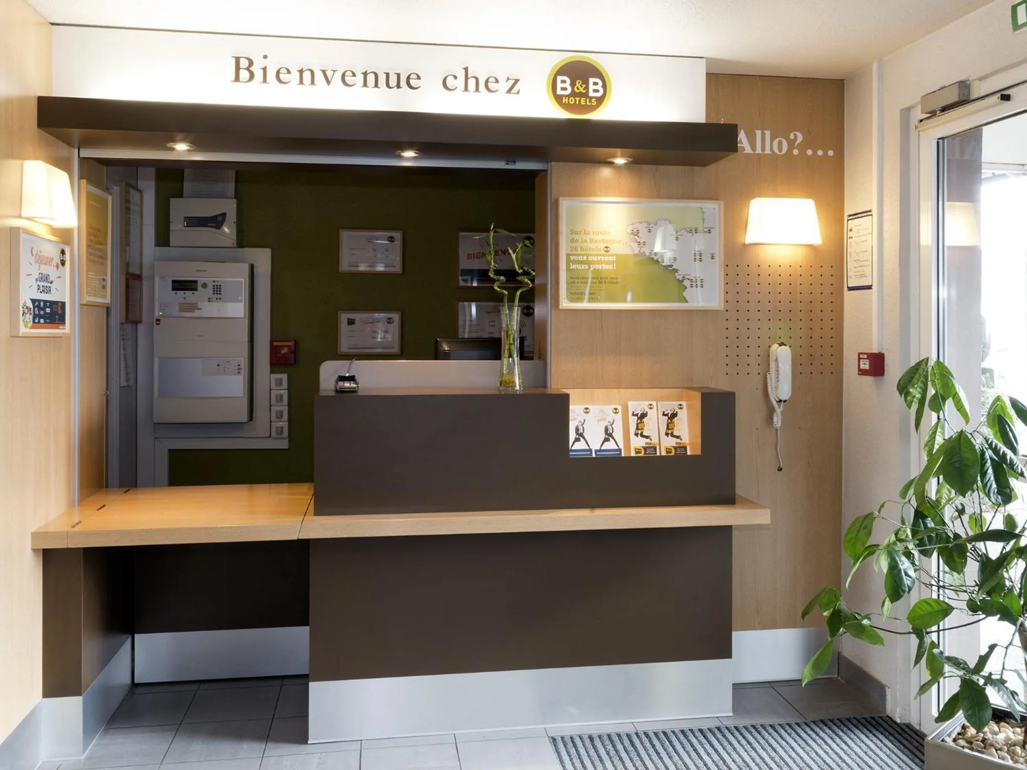 Lobby or reception in B&B HOTEL Saint-Malo Centre