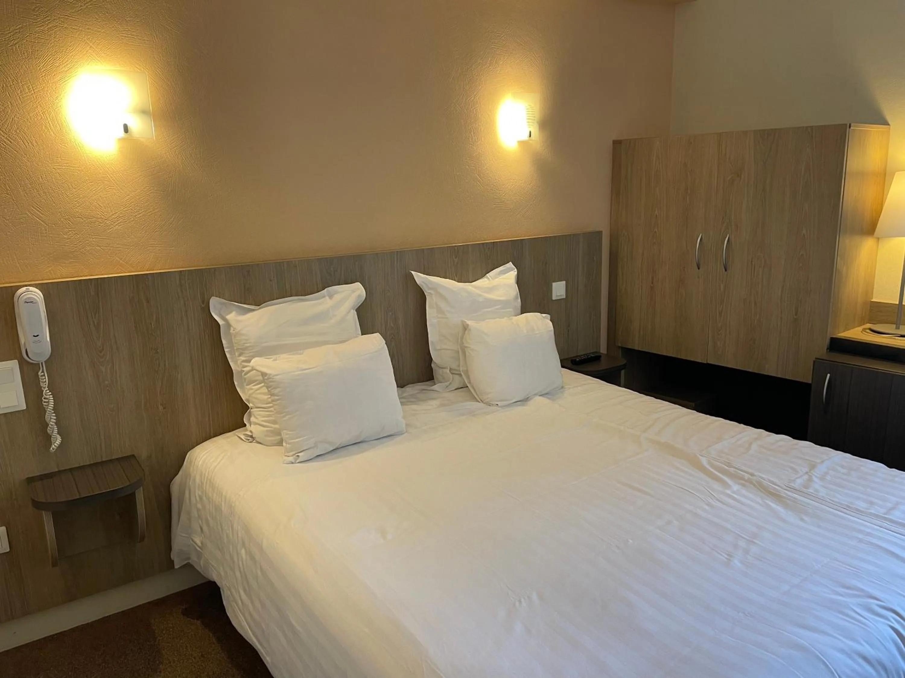 Bedroom, Bed in La Vieille Auberge