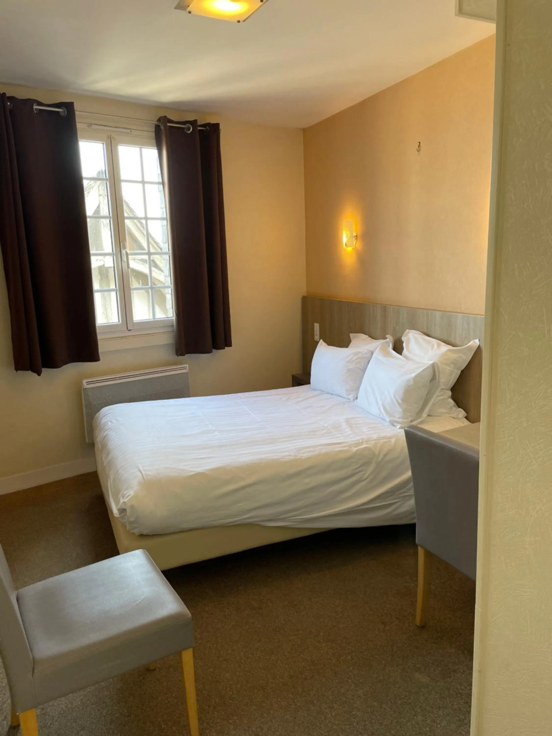 Bedroom, Bed in La Vieille Auberge