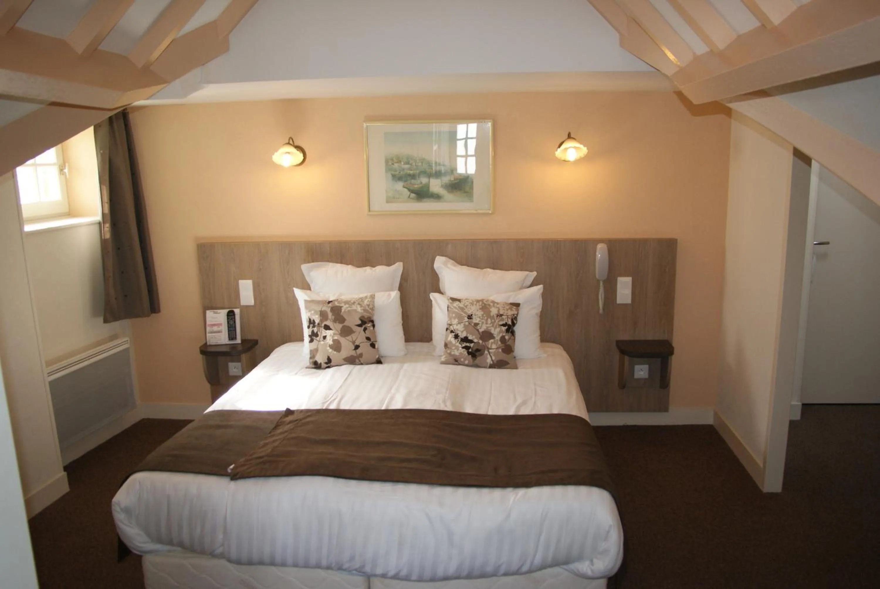 Bedroom, Bed in La Vieille Auberge