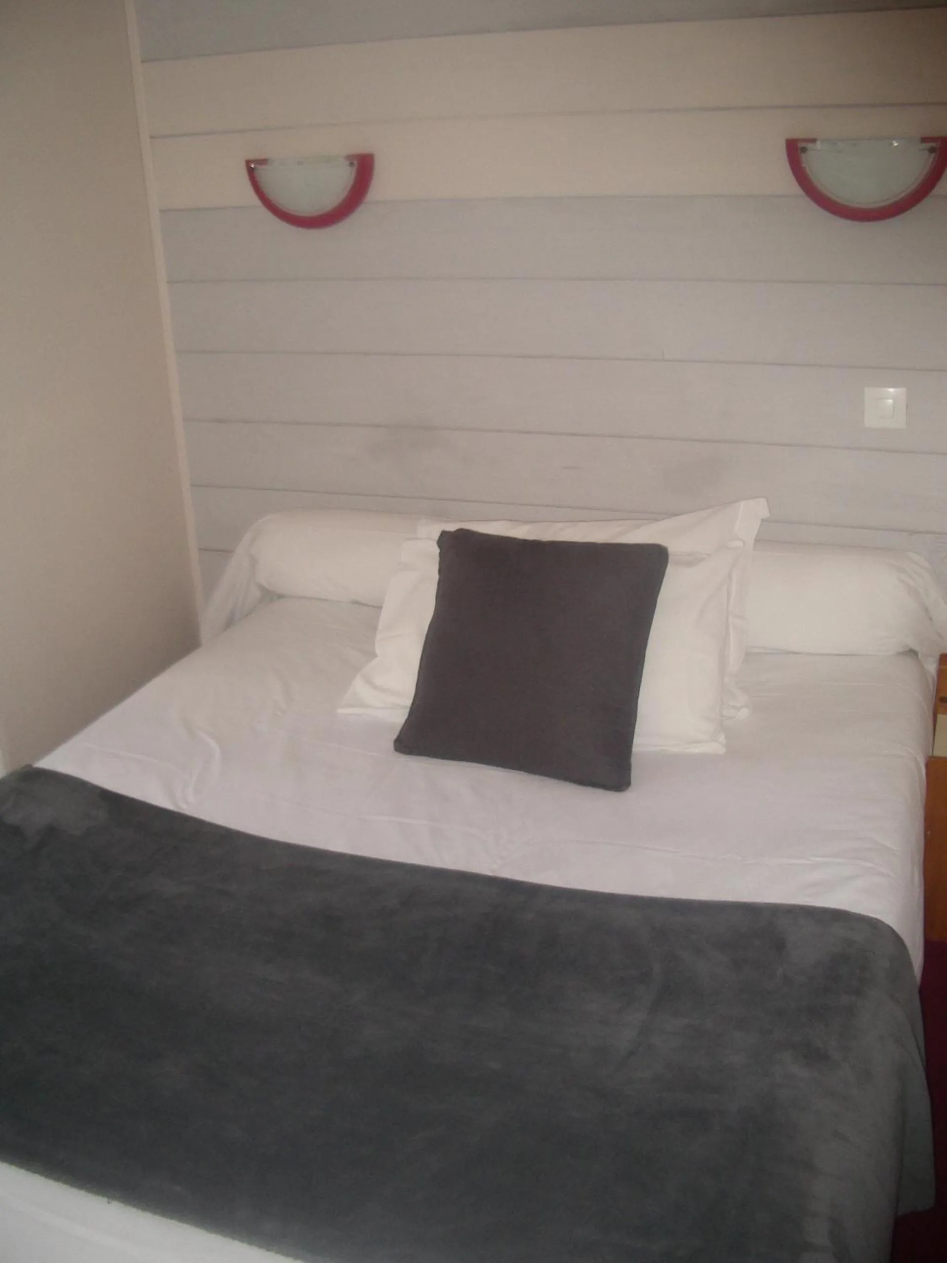 Bedroom, Bed in Les Chiens du Guet