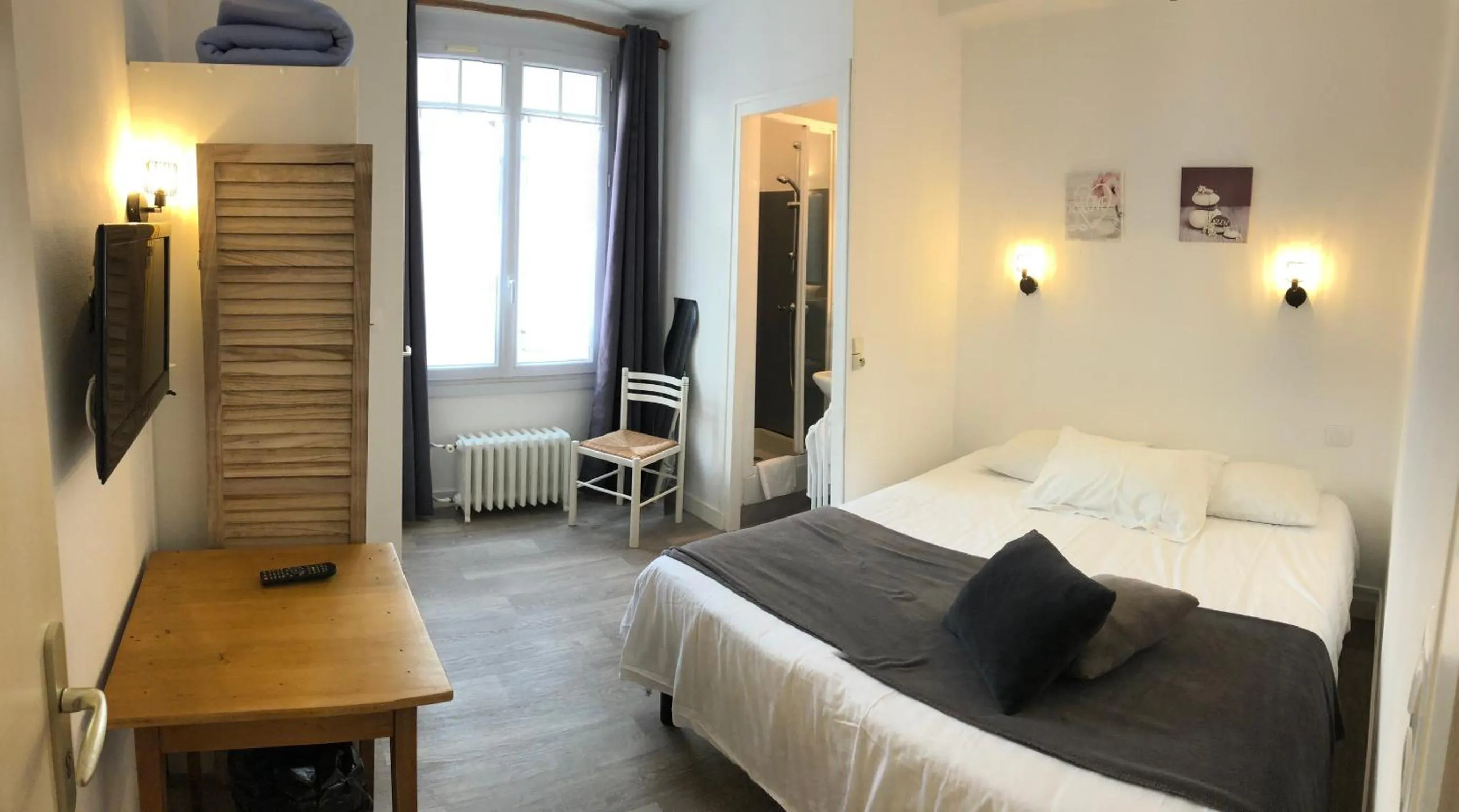 Photo of the whole room, Bed in Les Chiens du Guet