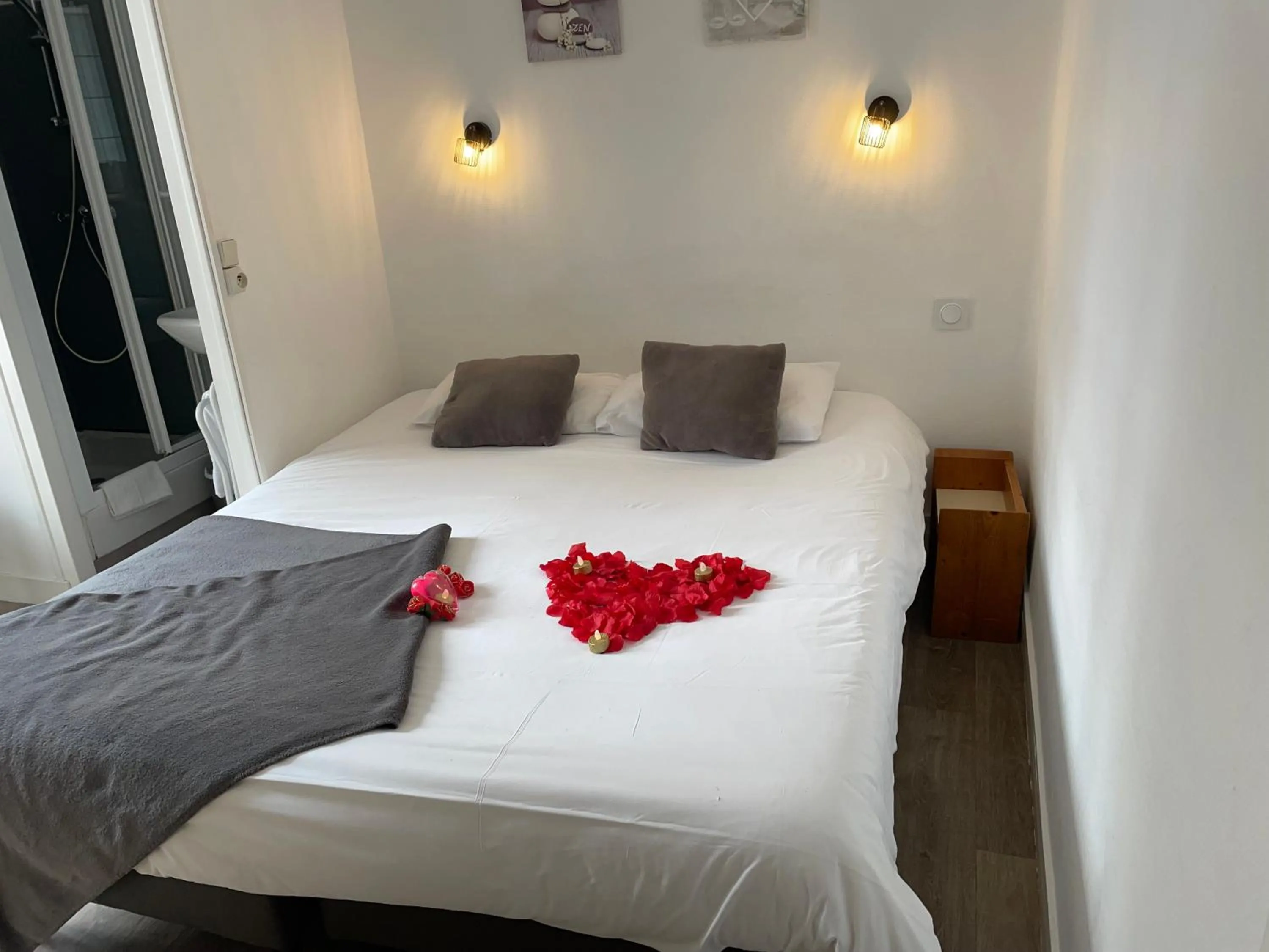 Photo of the whole room, Bed in Les Chiens du Guet