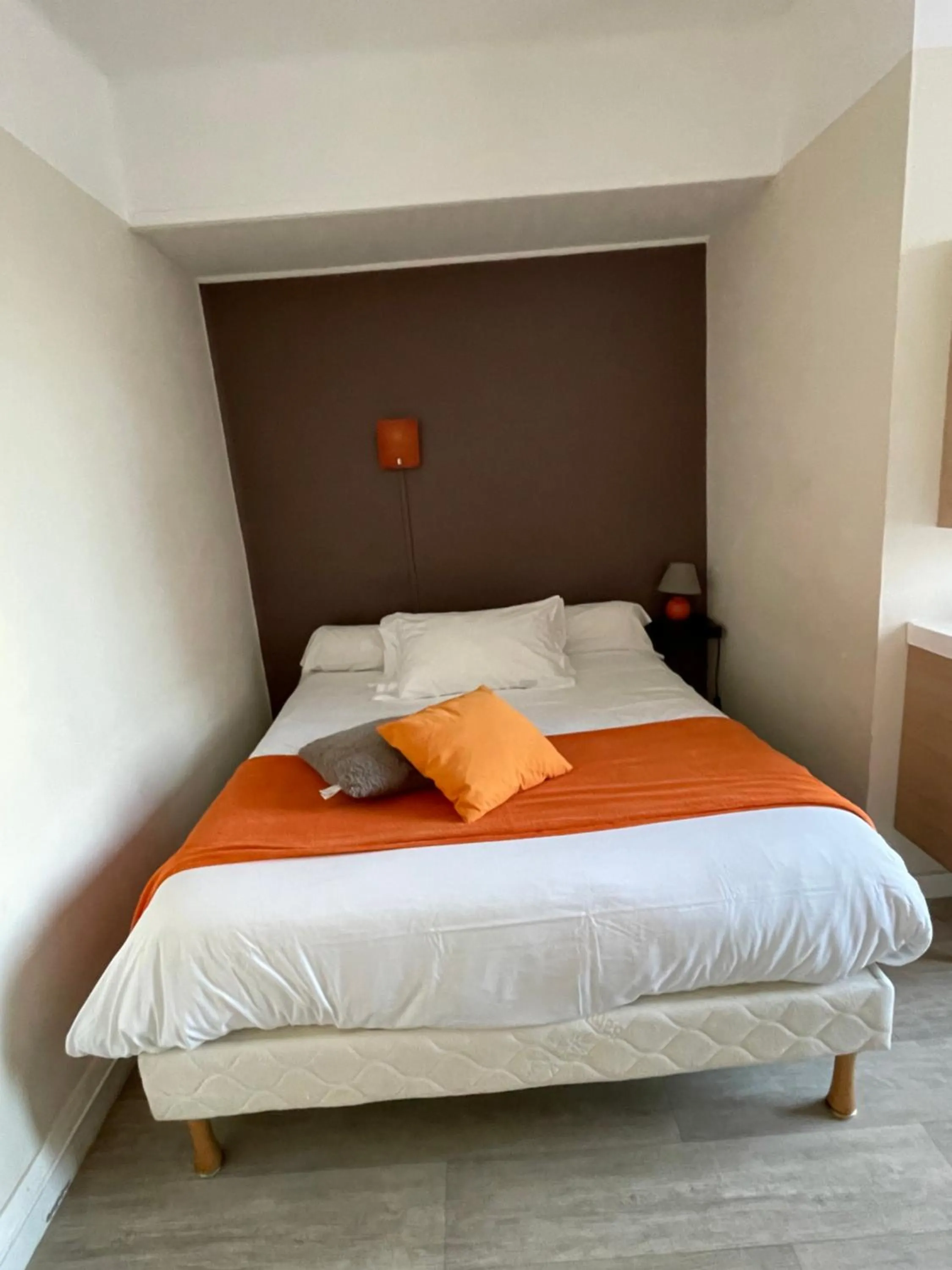 Bedroom, Bed in Les Chiens du Guet