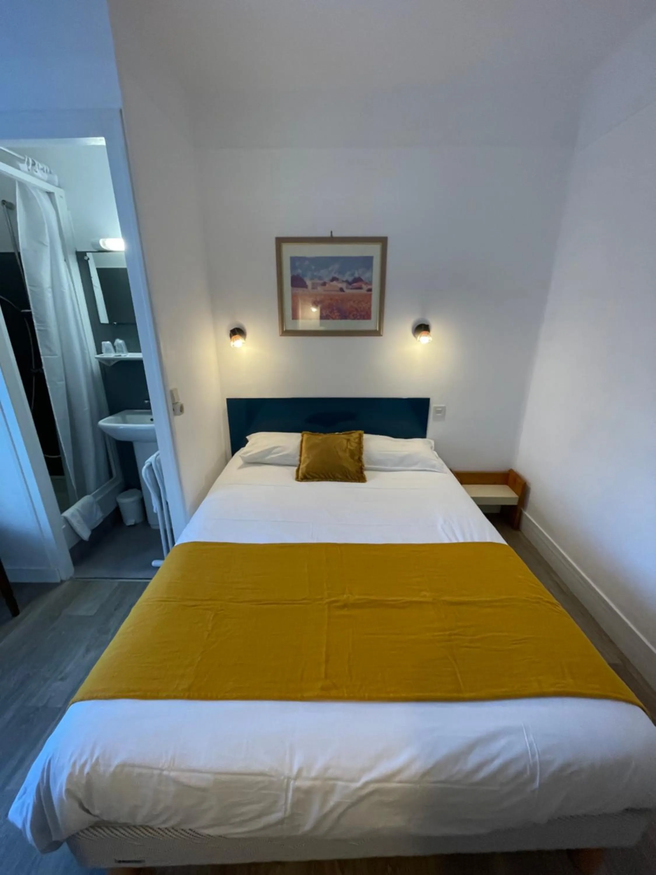Bedroom, Bed in Les Chiens du Guet