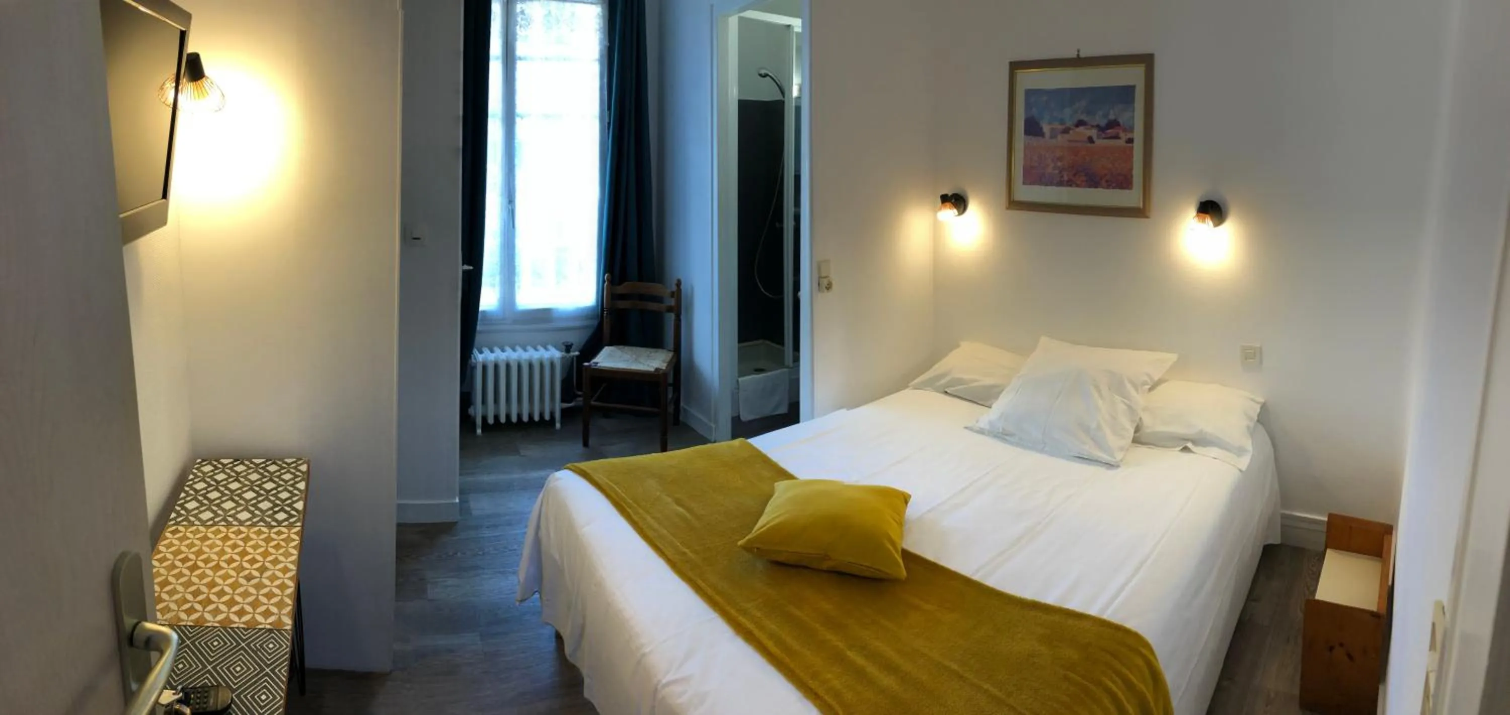 Photo of the whole room, Bed in Les Chiens du Guet