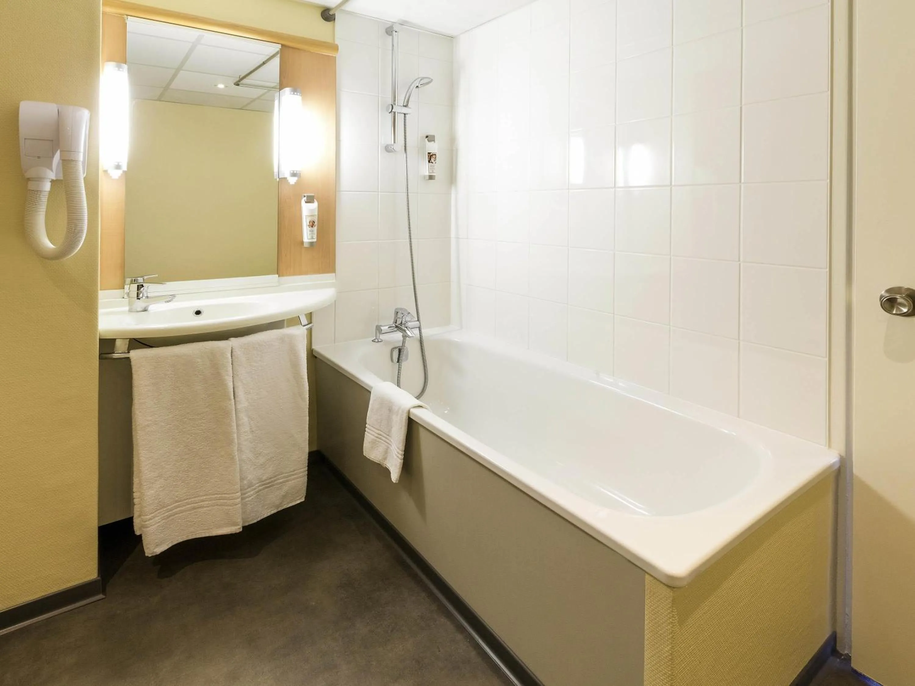 Bedroom in ibis Saint Dizier