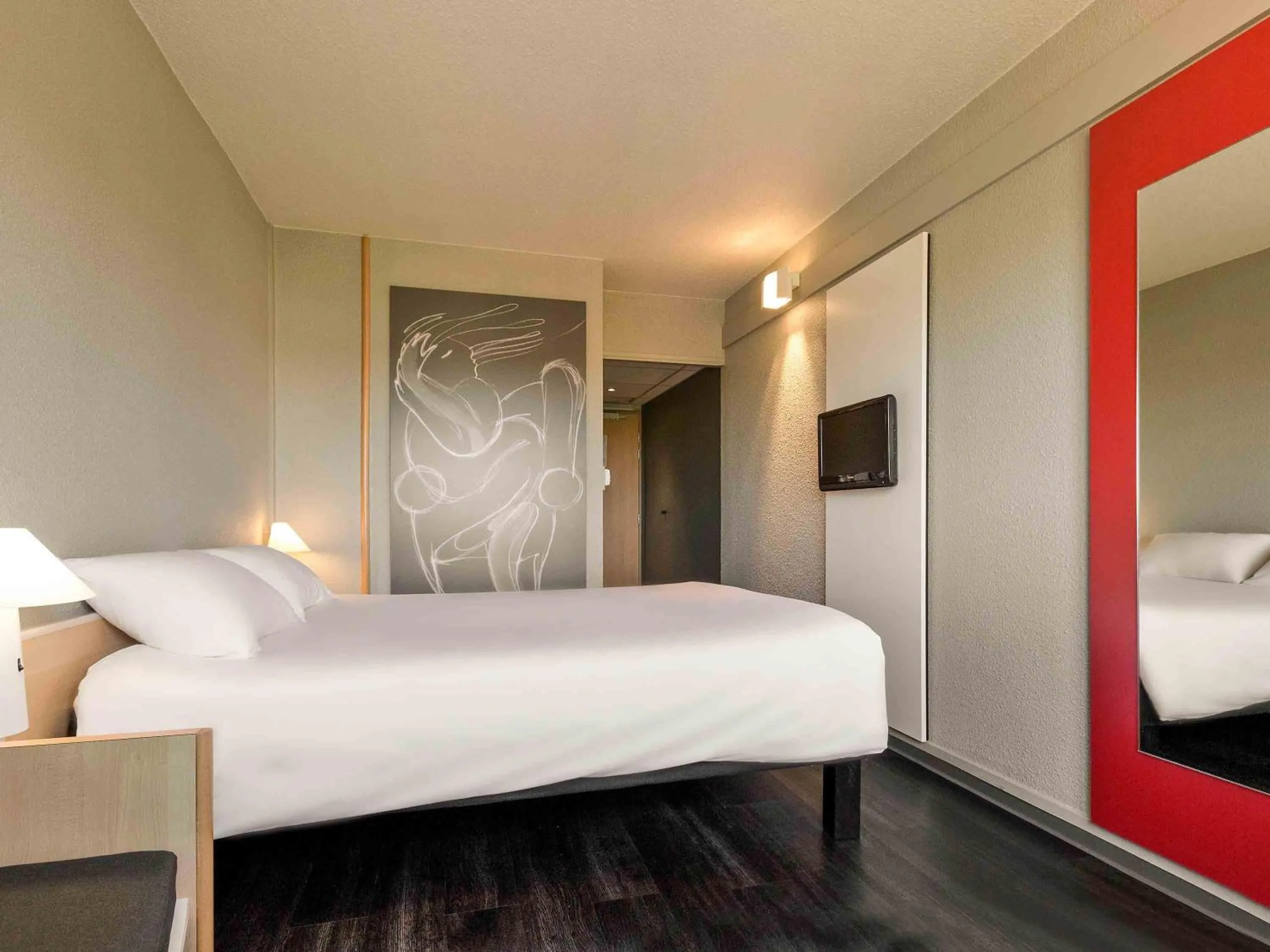 Bedroom, Bed in ibis Saint Dizier