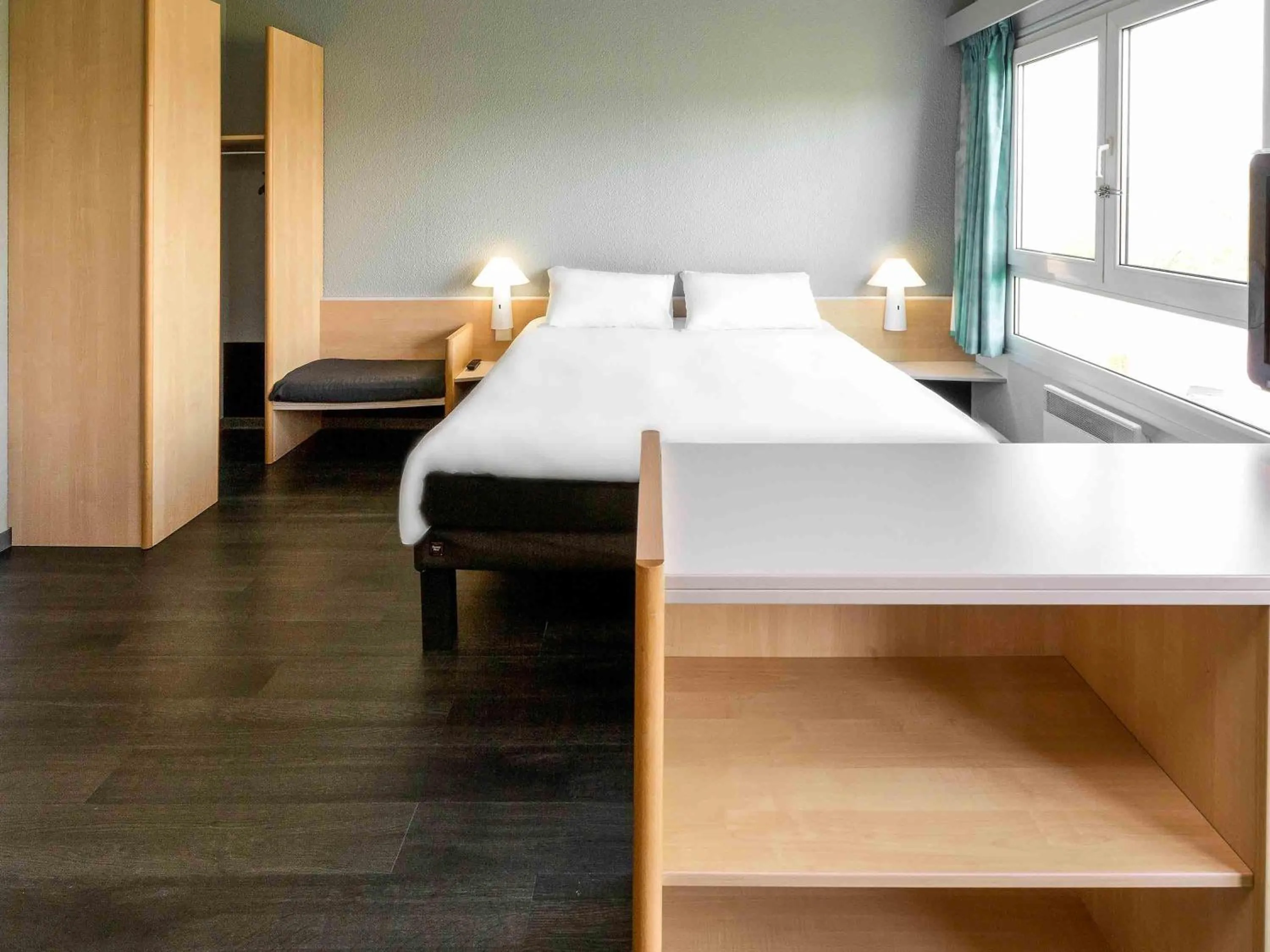 Bedroom, Bed in ibis Saint Dizier