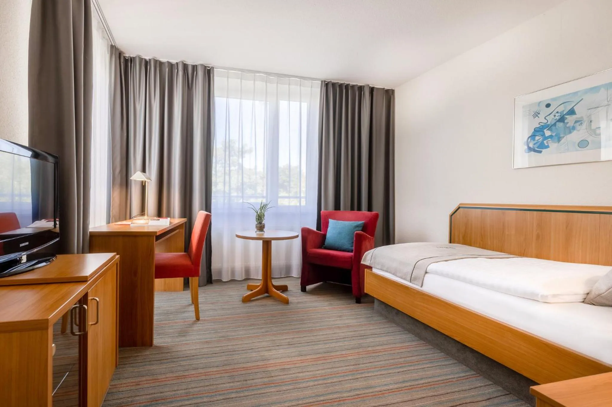 Photo of the whole room, Bed in Holiday Inn - the niu, Blade Solingen by IHG