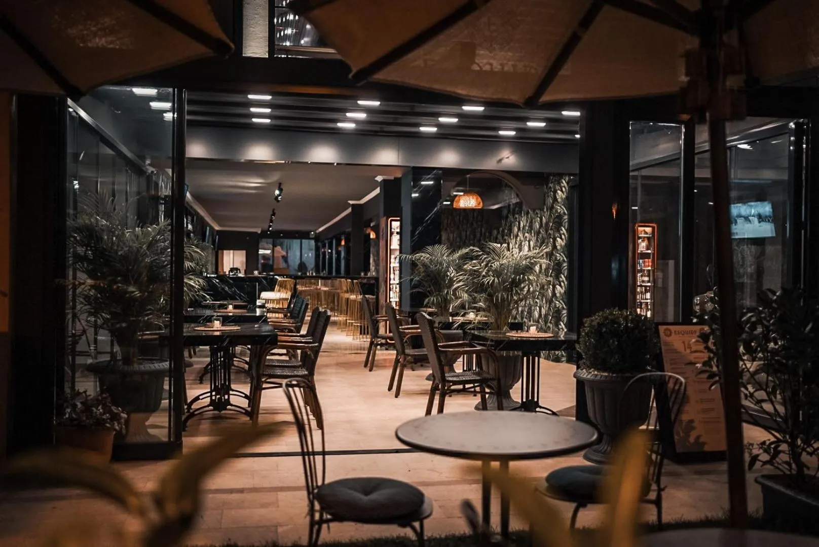 Restaurant/Places to Eat in ESQUIRE HOTELS and LOUNGES