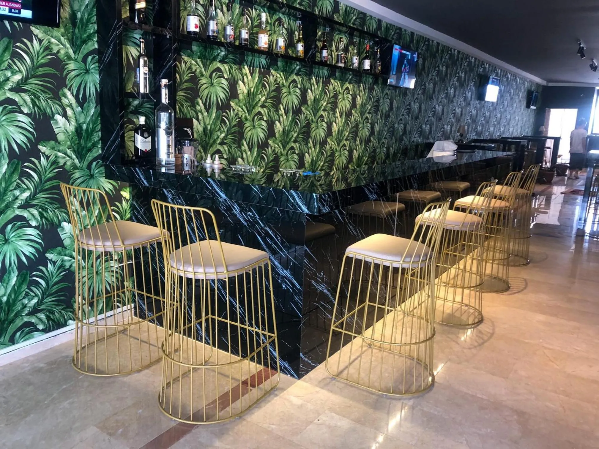 Restaurant/places to eat in ESQUIRE HOTELS and LOUNGES