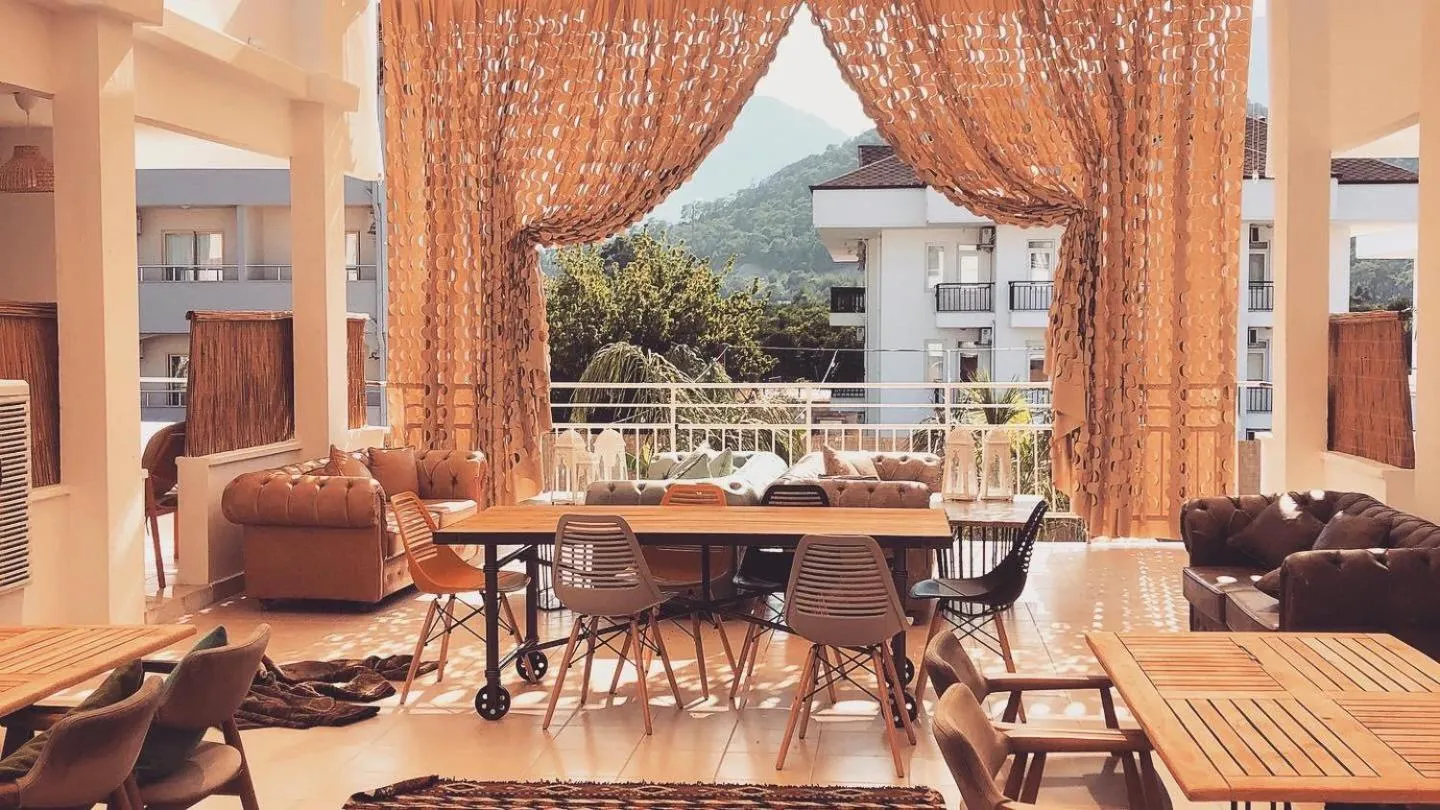 Restaurant/places to eat in ESQUIRE HOTELS and LOUNGES