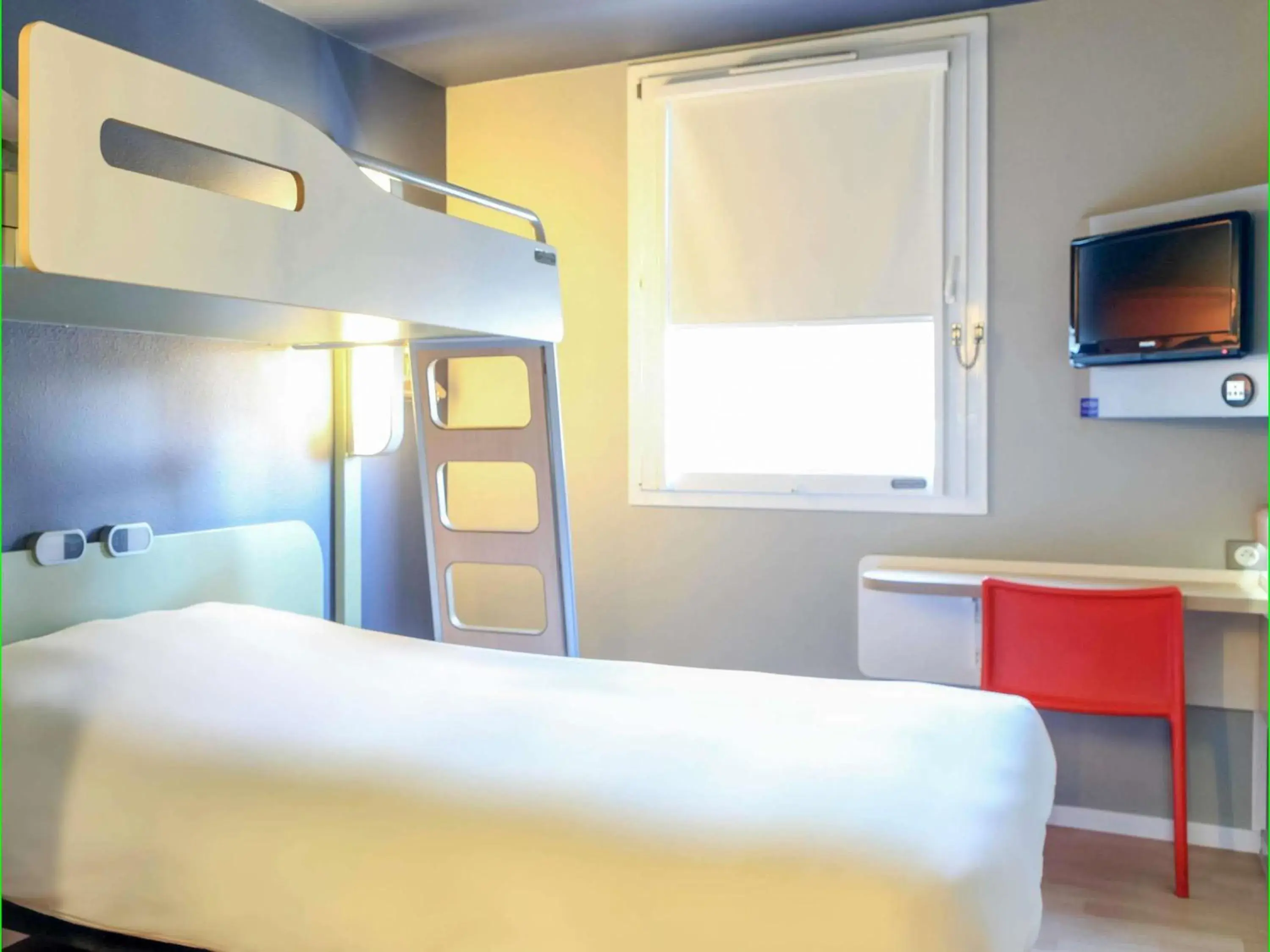 Triple Room with One Double Bed and One Bunk Bed in Hotel Ibis Budget Nancy Centre Triple Room with One Double Bed and One Bunk Bed in Hotel Ibis Budget Nancy Centre