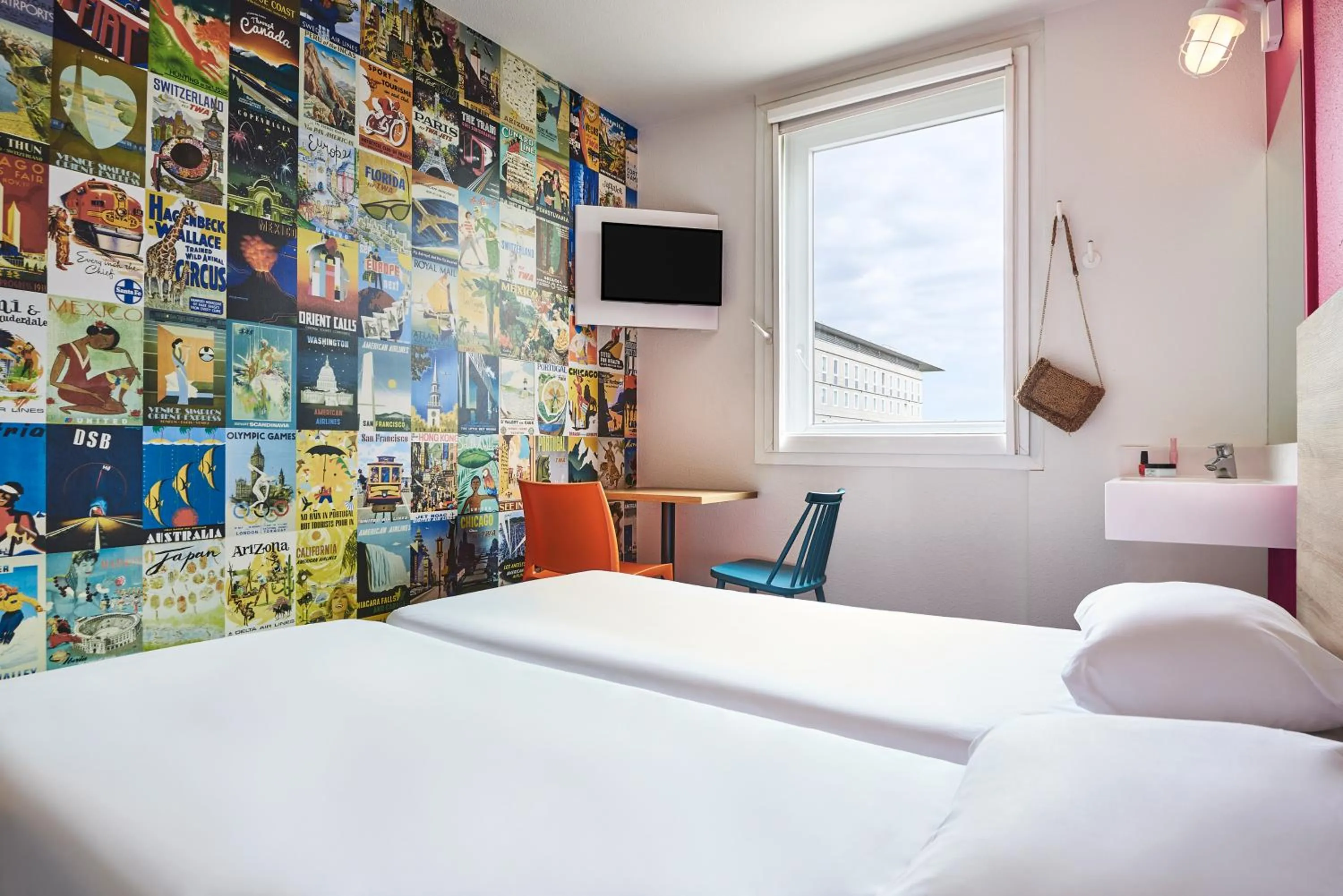 Bedroom, Bed in hotelF1 Chilly Mazarin les Champarts