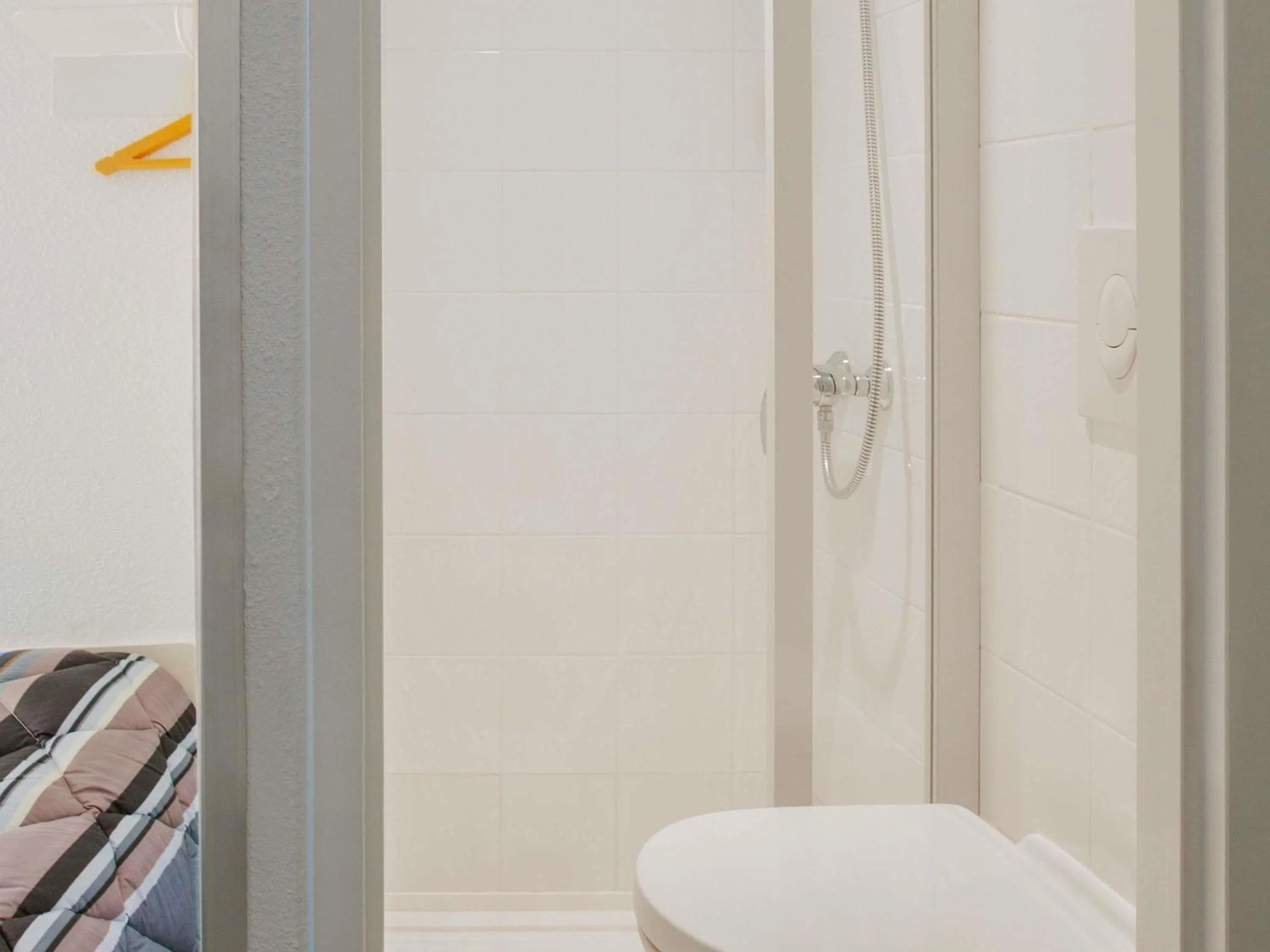 Bedroom in hotelF1 Chilly Mazarin les Champarts