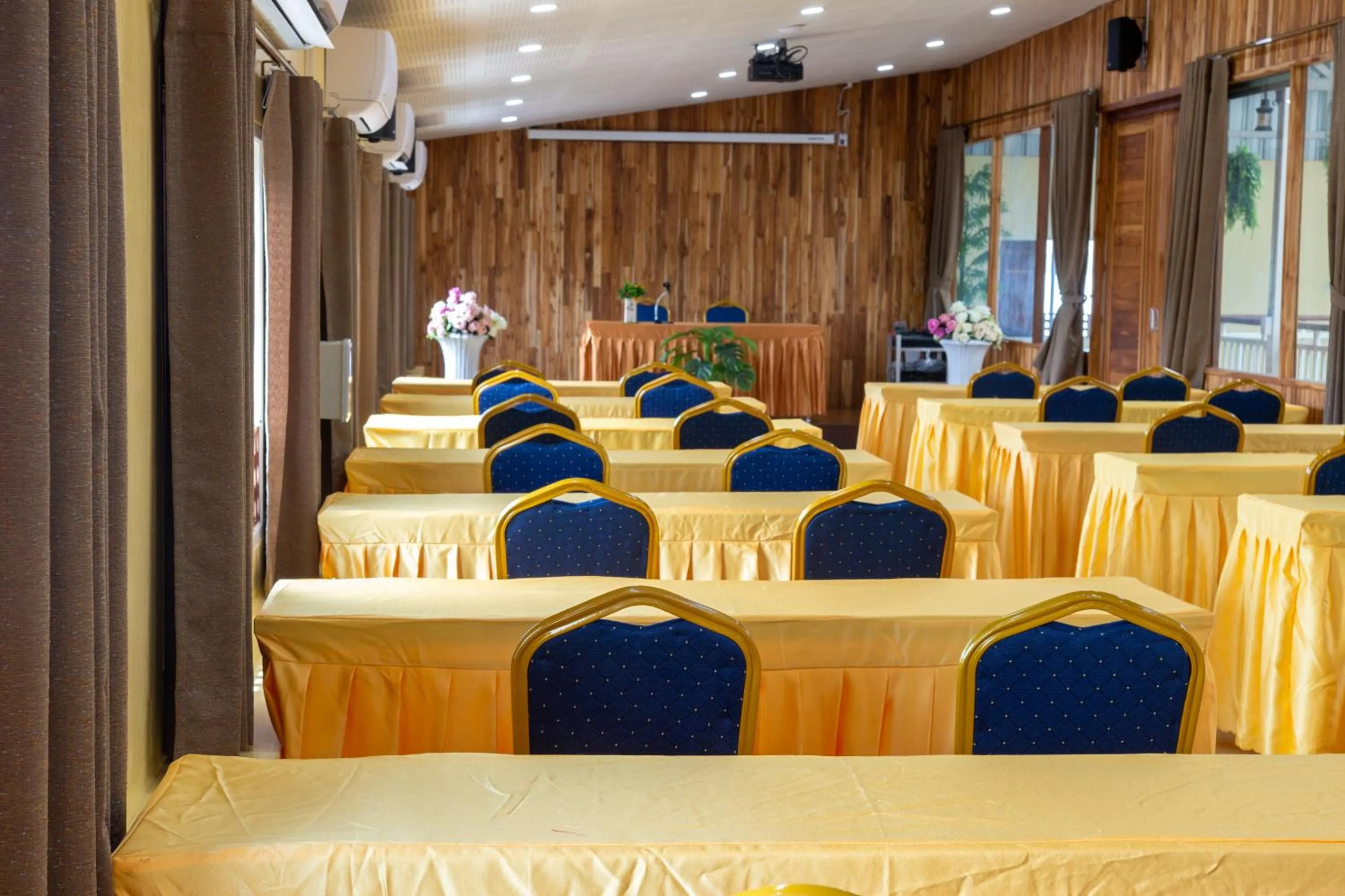 Meeting/conference room in Nonnee Lampang Hotel