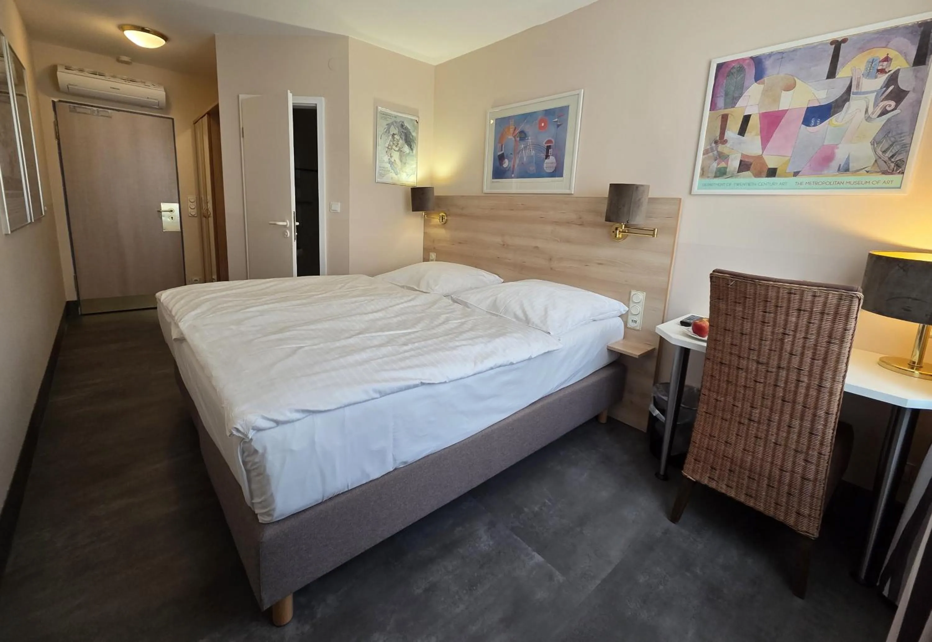 Photo of the whole room, Bed in Hotel Garni "Am Ellinger Tor"